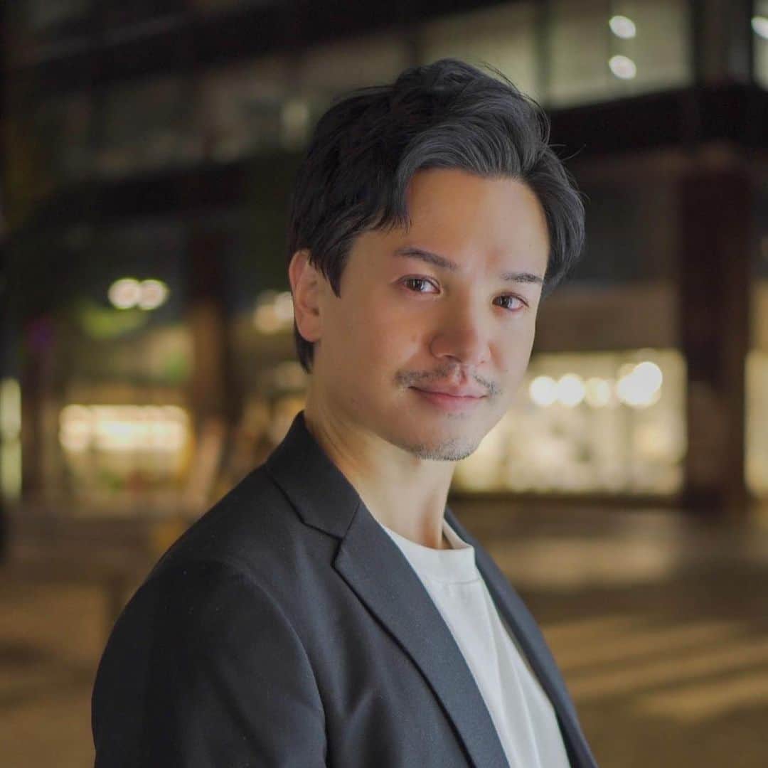 田村良太のインスタグラム：「🗽 【ミノル役】田村良太 @billy.tamura  MINORU:RYOTA TAMURA 公式ページ→@minoru_scrape_the_sky  《プロフィール》 2013年にレ・ミゼラブルにのオーディションに参加し「レ・ミゼラブル 」のマリウス役（2013年〜2017年）に合格し、ミュージカルの活動を開始する。 「プロパガンダ・コクピット」やオフ・ブロードウェイ・ミュージカル「bare」なども合計3度の出演がある。  ミュージカル以外にも「TRUMP」や「PIG HEAD 蝿の王」ではストレートプレイにも挑戦。 近年は「20年後のあなたに会いたくて」や「Play a Lifeなどで主演を努める。 その他テレビ出演やライヴやコンサート活動などを盛んに行っている。  2023年は「生きる」出演が控えている。  #minoru #minoruyamasaki #musical #newmusical  #japanesemusical #ミュージカル」