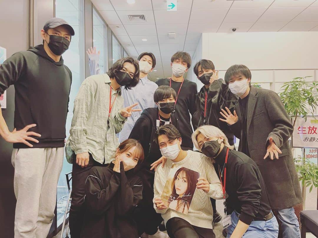 のインスタグラム：「今夜もぜひ聴いてください📻✨ 『オレたちゴチャ・まぜっ！集まれヤンヤンボーイズ！』 MBSラジオで26:30〜です☆ 今夜の企画もとっても面白いですよ♪  そしてなんと、アナウンサー志望の川畑君が写真集を持ってきてくれました😆 好青年〜！！！！ 記念にパチリ📷✨  ラジオの時ってどうしても、服装、髪型、メイクにオフ感がでてしまう〜  #ヤンヤンボーイズ #mbsラジオ」