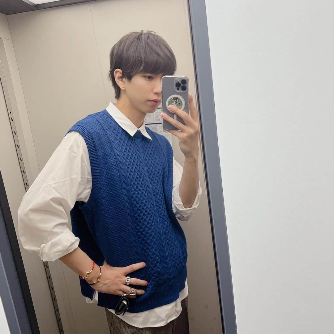 はじめしゃちょーのインスタグラム：「最近黒髪にしたので服を清楚に振舞ってます🐶✨  竹内さんありがとうございます！ @shiny629」
