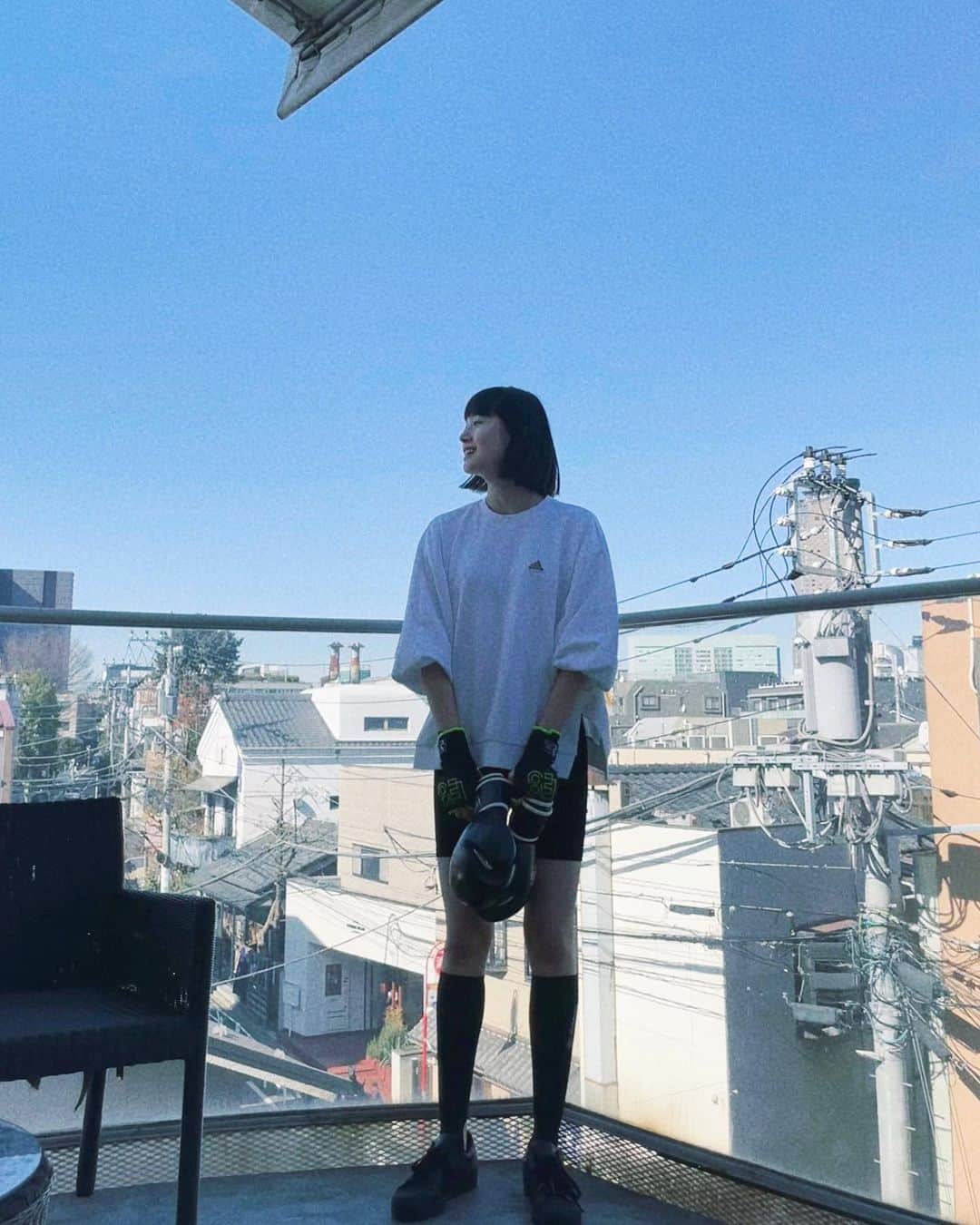 新井貴子のインスタグラム：「キックボクシングにてオーバーヒートした身体を外で冷却🫠🧊🦦」
