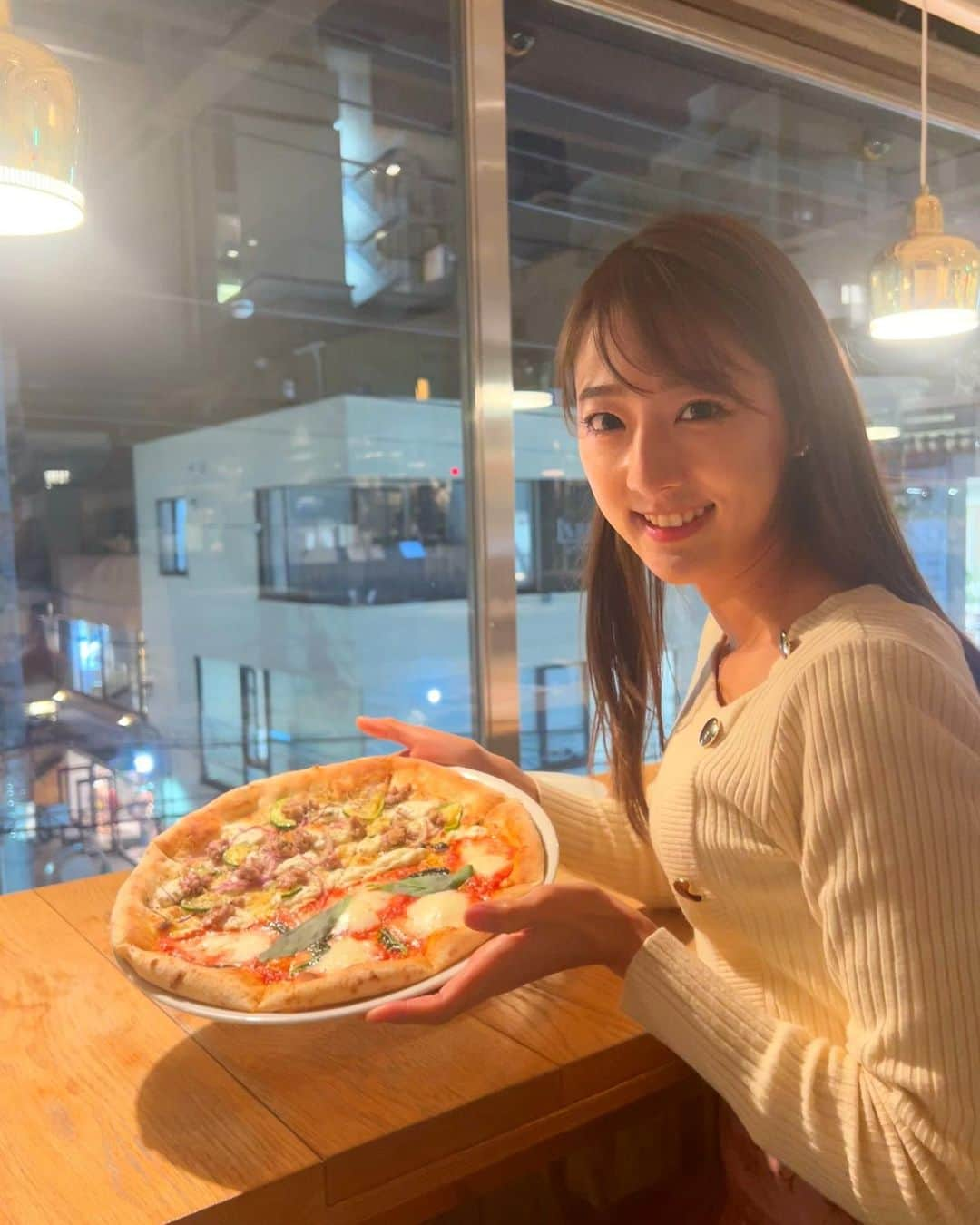 佐々木もよこさんのインスタグラム写真 - (佐々木もよこInstagram)「【GOOD CHEESE GOOD PIZZA】  🚃自由が丘🫧  店内で出来立てのチーズの食べ比べができるのが魅力！！  出来立てのチーズってこんなにおいしいんだ！と知れるのがおいしくて楽しいお店です🥰 　 お店の名前の通り、いいチーズはいいピザを作っています🥹🍕🍕  種類によってはハーフ&ハーフもできるので聞いてみてください🙆‍♀️  ドリンクも充実していておいしいよ💕  チーズ3種食べ比べセット＋おいしいサラダで1000円。  そこにピッツァを足していく感じです。種類が多くて楽しい〜💕  𑁍𓏸𓈒𓂃𓂃𓂃𓂃🕊𑁍𓏸𓈒𓂃𓂃𓂃𓂃🕊  【GOOD CHEESE GOOD PIZZA 自由が丘店】  【月〜金＆土・日・祝】 ランチ  11:00-17:00  ディナー 17:00-22:00 (LO.21:00)  予約可  定休日　年末年始  東京都目黒区自由が丘2-17-8 カームヒルズ自由が丘 3F  自由が丘駅より徒歩5分  𑁍𓏸𓈒𓂃𓂃𓂃𓂃🕊𑁍𓏸𓈒𓂃𓂃𓂃𓂃🕊  #ピザ姫#ピザ#ピッツァ#ピザマニア#ピザ好き#イタリアンピッツァ#ピッツァマニア#ピザランチ#ピザ屋#ピザ部#pizza#pizzamania#pizzalover#pizzanapoletana#instapizza#goodcheesegoodpizza #goodcheesegoodpizza自由が丘店 #自由が丘ランチ#自由が丘グルメ」1月27日 21時17分 - moyoko_pizza