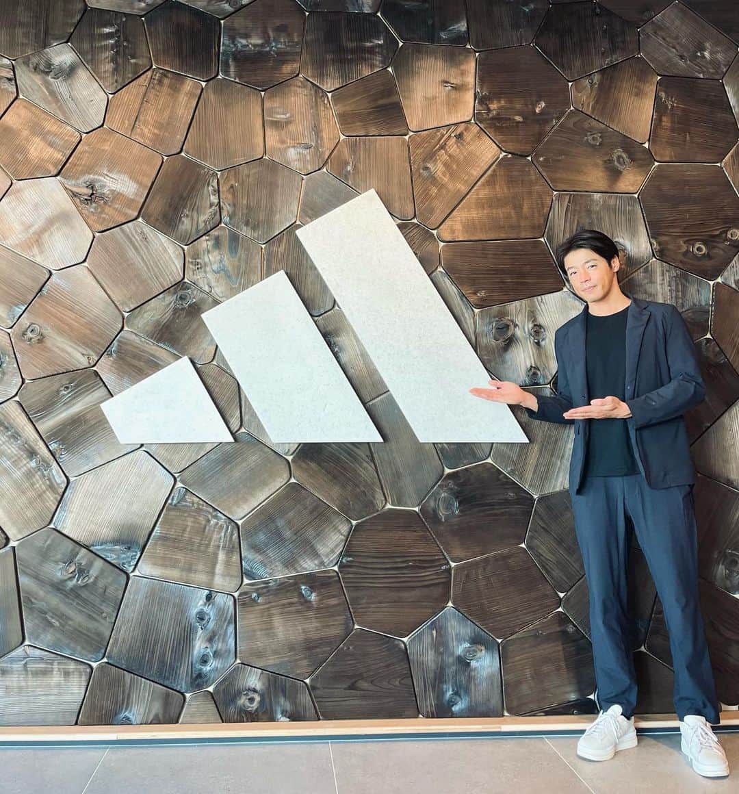 羽根田卓也のインスタグラム：「長年サポートいただいているアディダスさんへ。  スポーツウェアブランドのグローバルリーダーとしてはもちろん、ファッションカルチャー、サステナビリティにおいても常に世界にインパクトを生み続けています。 このロゴもプラスチックキャップをリサイクルして作られたものだそうです。 他にもオフィス全体にリサイクルされたものが溢れていて、そのひとつひとつがなんともかっこいい。 ADIDAS は社会課題を課題と感じさぜす、イケてるモノにしてカルチャーへと昇華させてしまう気がします。  サポートを通してこのクリエイティビティ•感性に触れられることに感謝です🫶  @adidastokyo  #adidas #impossibleisnothing #createwithadidas」