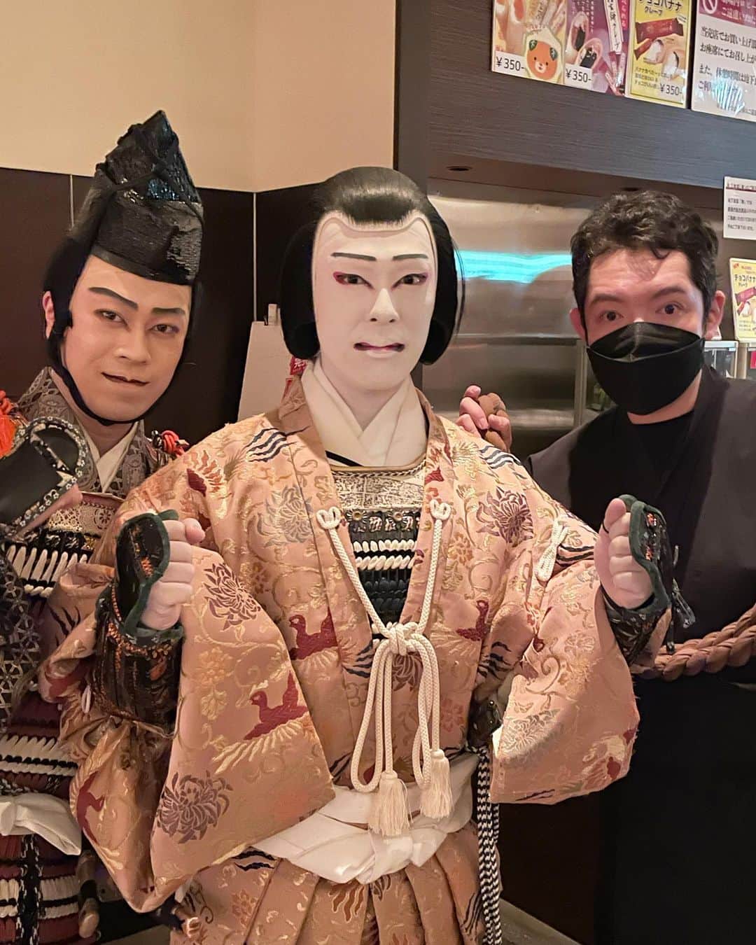 大谷廣松のインスタグラム：「ひと月ありがとうございました。 初めて歌舞伎観劇される方が多い公演だったと思います。 客席からの真剣な眼差し、時に涙してくださる姿に、舞台の上でひたすら感動をもらいました。 これを機に是非また歌舞伎を見てください！とはおこがましくて言えませんが、素晴らしいきっかけをありがとうございます。  どんな形でも再演されることを願っています。 （再演希望の方は團十郎兄さん @ebizoichikawa.ebizoichikawa のコメント欄へ声を届けましょう！！！）  写真は、吉太郎さん　@kichitaro_kamimura と、右若さん @ujakuichikawa （義賢、義仲、葵御前ファミリーを裏で支えてくれた功労者です！）」