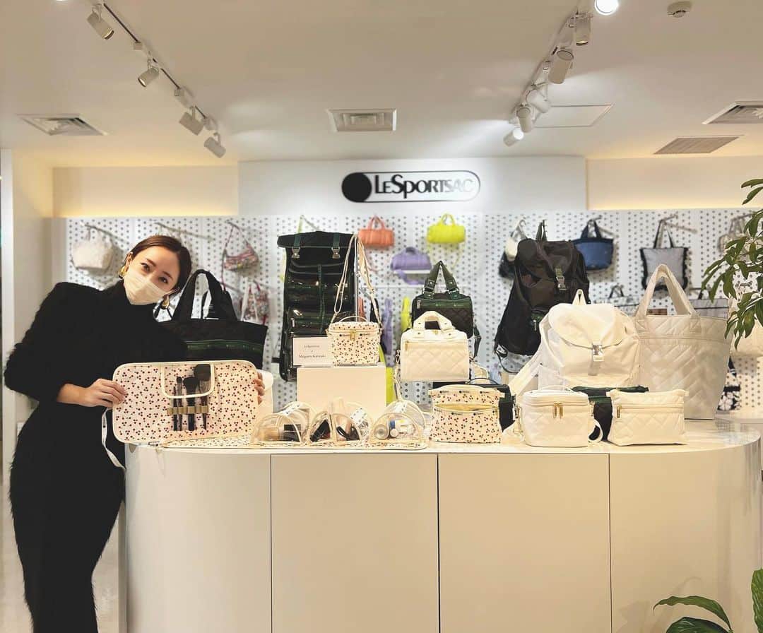 神崎恵のインスタグラム：「・ LeSportsac × Megumi Kanzaki 4月26日(水)発売 完成しましたー‼️ コスメポーチ、ロールポーチ、バックパック、ミニボストン、バニティ、ビッグトート。 シルエットの美しさと機能性を両立した、コラボシリーズ。 自信作😭✨✨ どれも本当に本当にかわいいんです。 もちろん軽くて実用性もかなり高い。 見た目のかわいさを軽く超えてくれる機能性。 わたし、毎日使います。 早く使いたい🙏✨ 次の投稿で、もう少しわかりやすい画像でご紹介します。　  #レスポートサック  #LeSportsac #LeSportsacmegumikanzaki」