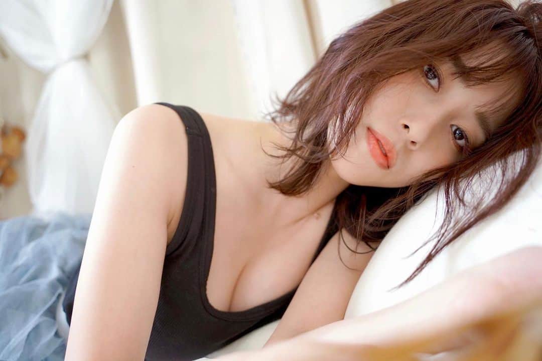 秦瑞穂のインスタグラム：「.  今日もお疲れ様👏  寒くて湯たんぽ抱いて寝るのが日課  湯たんぽ幸せ...🤤  おやすみ🌙  .  #秦瑞穂 #follow #me #followme #japanesegirl #japan #粉我 #偶像 #インスタグラビア #gravure #instagravure#sexy#셀카놀 #被写体 #selfie #lingerie#gn#셀카」