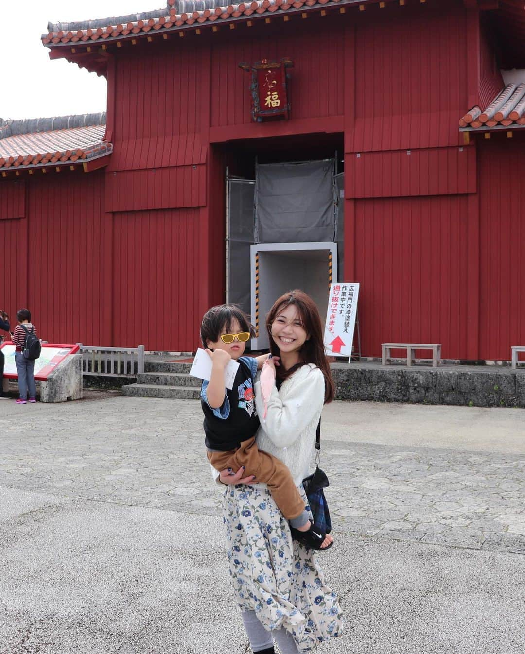 琴菜のインスタグラム：「この間の沖縄本島でのPhoto📷✨ 那覇空港に着いて、先方さんとのお約束まで1時間半ほど空いてたから、首里城に行ってきた🥺 息子が首里城の修繕工事に興味津々で。かつ、火事のことをずっと聞いてきて、、息子が納得するまで説明するのにパパと二人で苦戦した。 しっかし、この日は風が強くてスカート舞い上がるし、そのわりに東京ほど寒く無いから、インナーが暑くて暑くて。  コザでのお仕事のとき、たまたま見つけた木の上のキジムナー。真っ先に息子が気が付き、これと一緒に写真撮ってと言われたから撮ったけど、他県から来た人！ってバレバレな行動だった。地元の人たちにめちゃくちゃガン見されてた。  #一眼レフ　#首里城　#那覇市　#沖縄　#隙間時間　#キジムナー　#沖縄市　#コザ」