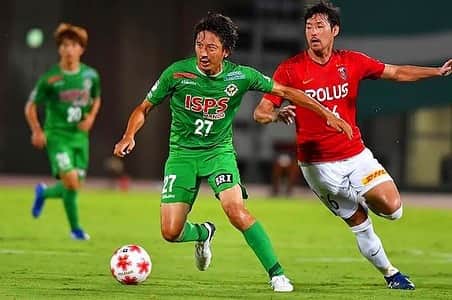 橋本英郎のインスタグラム：「【東京ヴェルディに関わる皆様へ】  Jリーグ創成期、やっぱりカズさん、ラモスさん、武田さんといたヴェルディには憧れはありました。  そのクラブからオファーを頂き加入出来たのは本当に光栄でした。  僕が入る前まではチームとしても苦しんでましたし、経営的にも苦しんでいたようです。  ちょうど入団するタイミングから  『変革でいい方向に言っているし、新しいスペイン人の監督を連れてくる事になったから一緒にどうだ？』  となり、挑戦する事にしました！  2年連続プレーオフ進出、2年目はジュビロ磐田との入れ替え戦までいけたのはよかったです。  結果として負けてしまいましたし、自分自身プレーオフでピッチに立つ事も出来なかったので悔しさは残りました。  ただ、2年間1選手として試合に出られない中、どうチームを良い方向に向けられるのか？を考えて、日々練習していました。  トータルでヴェルディでは活躍出来たというところまではいかなかったですが、若手有望株と共にプレーできた事が自分の財産です。  そして、新しいサッカーの考え方を教えてくれたクラブでした。  ヴェルディがJ1リーグに返り咲くのを楽しみにしていますし、自分もまたどこかのタイミングでクラブの力になれる日を楽しみにしています！  ありがとうございました！！  #東京ヴェルディ  #ヴェルディ  #jリーグ  #ｊリーグ  #jリーガー  #二川孝広  #橋本英郎 #サッカー  #サッカー好きな人と繋がりたい  #サッカー選手   #引退  #引退報告」