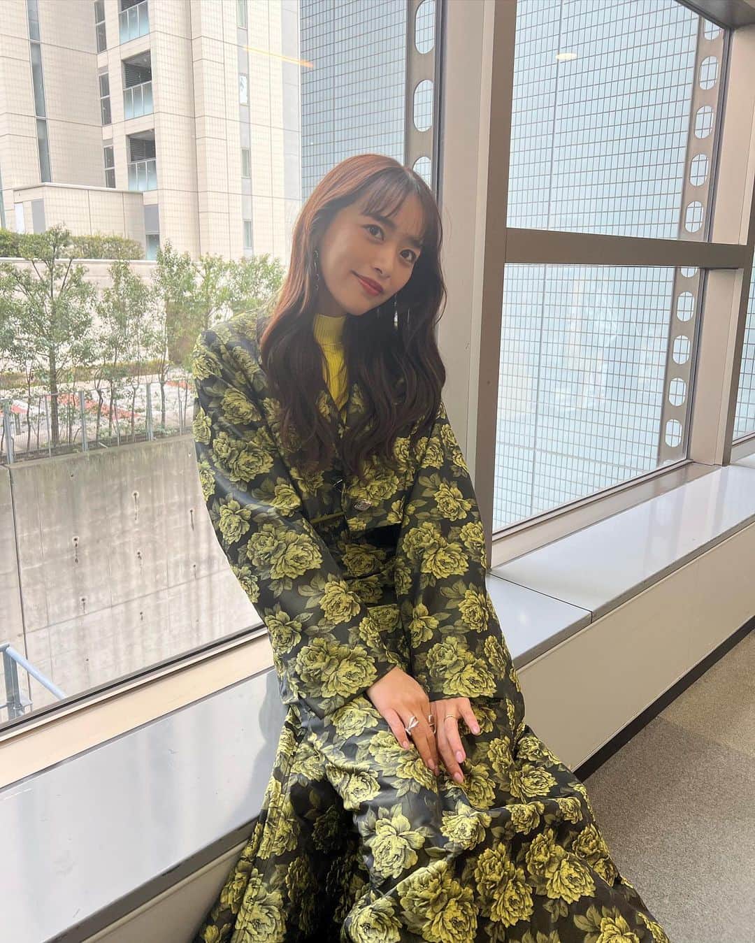 近藤千尋のインスタグラム：「今週もお疲れ様でした💓😍 長い長い1日が終わり、 お布団に入り更新しております🤍笑  今日もラヴィット生放送 ありがとうございました！！ シム・ウンギョンさんと 撮っていただきました🥰📸 とても癒されました…🫶🏻☺️  今日も #金ドラ100よか  見て 涙ポロリのこんちひでした🤫  明日も早いからおやすみなさい😍✨  セットアップ、シューズ @ganni  ニット @cfcl_official  アクセサリー @e.m.__official  #近藤千尋衣装」