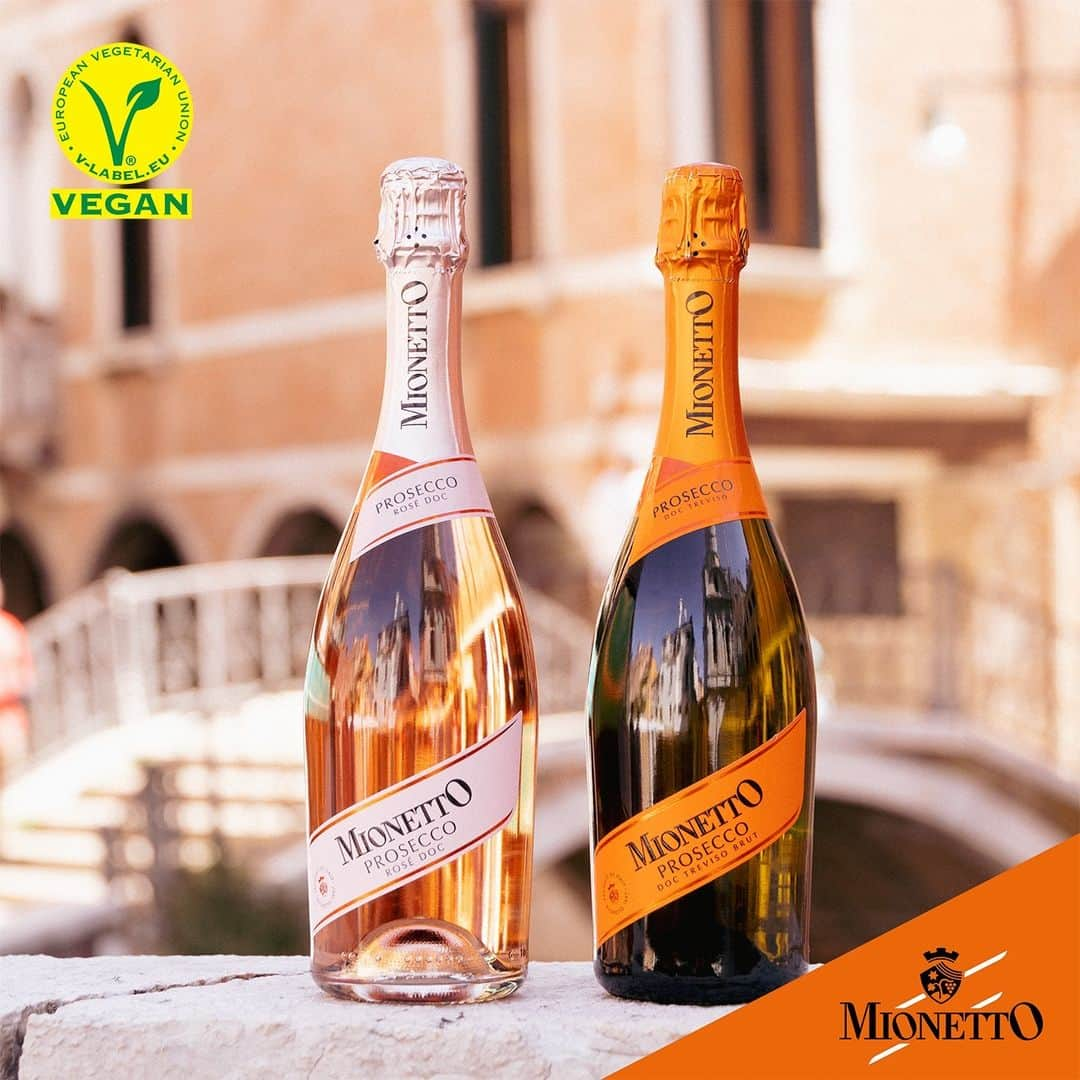 Mionetto Prosecco Deutschlandさんのインスタグラム写真 - (Mionetto Prosecco DeutschlandInstagram)「Es ist der vielleicht schönste Augenblick des Tages in Italien: Die frühen Abendstunden tauchen den Himmel in warmes Licht und läuten damit den Aperitivo ein. Und was könnte besser zum Dolce Vita Feeling passen, als ein prickelnder, eisgekühlter MIONETTO Prosecco? 🥂⁣ ⁣ Unser Mionetto Prosecco D.O.C. Treviso Brut und der Mionetto Rosé D.O.C. sind auch VEGAN zertifiziert - für den unbeschwerten Genuss! 🌱⁣ ⁣ #mionetto #prosecco #proseccotime #mionettoprosecco #livingladolcevita #italianwayoflife #italianlifestyle #cincin #aperitivotime #sparklingwinelovers #orangechoice #orangesoul #vegan #veganuary」1月28日 0時00分 - mionetto_de