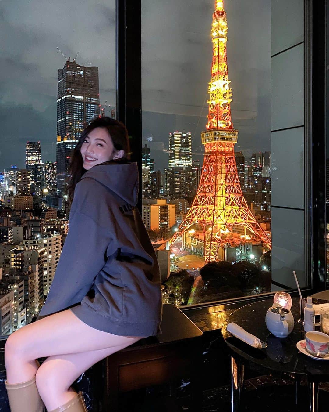 Vavaのインスタグラム：「180度落地玻璃看著東京的夜景 配上近在眼前的鐵塔有夠浪漫🌹 大家地圖可以搜尋「王子大酒店」 就在33樓 各種餐點食物酒精和非酒精都很優秀🥹🥹🥹」