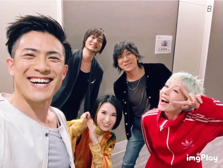 木村カエラのインスタグラム：「Mステ一緒だった、1984年生まれの子年の4人。 🐭 バックナンバーのドラムの栗原さんだけ、1985年うまれさん。おしかったね。  じゃあ僕写真とりますよ。って栗原さんがいったとおもったら、自撮りで1番目立ってました。最高です。😂  @back_number_official  @superfly_shiho  @kaela_official  @ex_musicstation」