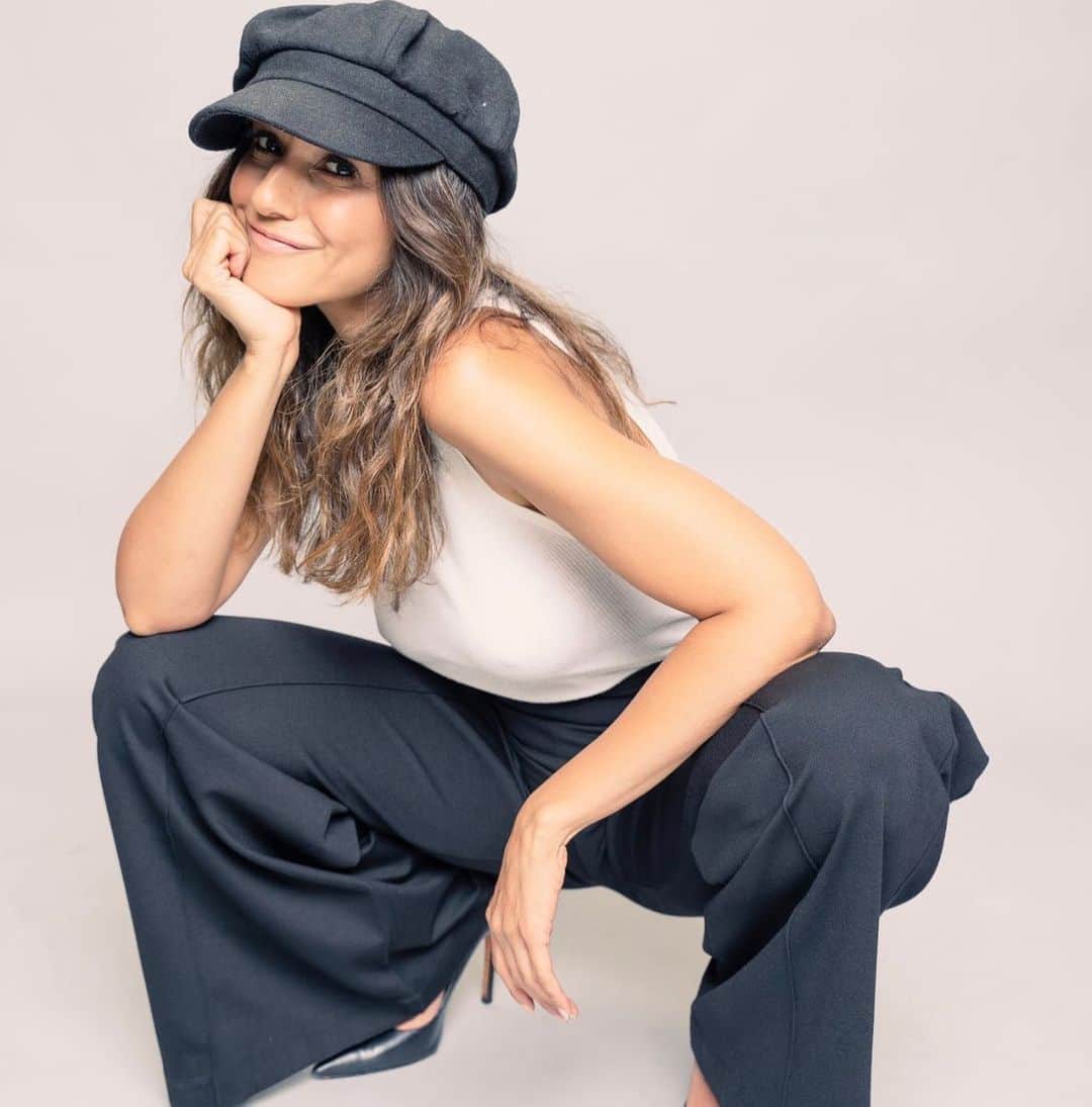 エマニュエル・シュリーキーのインスタグラム：「Smile, it’s FRIDAY!!! Wishing you and yours a wonderful weekend ahead! #happyfriday #shabbatshalom❤️ 📸 @randallslavin」