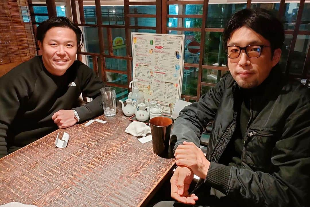 松浦孝亮さんのインスタグラム写真 - (松浦孝亮Instagram)「久しぶりに、同小、同中だった同級生とご飯。 家が近いのに、コロナ期間は会う事なく実に3年ぶり。 何時間あっても時間が足りないくらい話っぱなし😅 幼馴染が、東京でバリバリ仕事をしている話を聞いて刺激されました。 彼はプロのカメラマンです。 私の行きたいハワイ島のマウナケアの写真とかオーロラの写真とか、私の行きたい、やりたい事をほとんどやってるから、またまた超刺激。 2、3枚目の写真は彼が10年くらい前にハワイ島マウナケア山頂から撮った写真です。 こんな撮り方教えてくれよ！w 最近、カメラを覚えたくなってきたけど、難し過ぎてまだ手を出せてません。誰か教えてくれぇ〜」1月28日 1時09分 - ko_matsuura