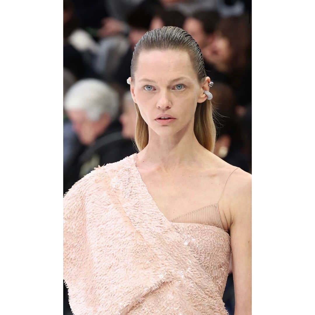 サーシャ・ピヴォヴァロヴァさんのインスタグラム写真 - (サーシャ・ピヴォヴァロヴァInstagram)「@fendi Couture 2023 💕💕💕」1月28日 1時12分 - sasha_pivovarova