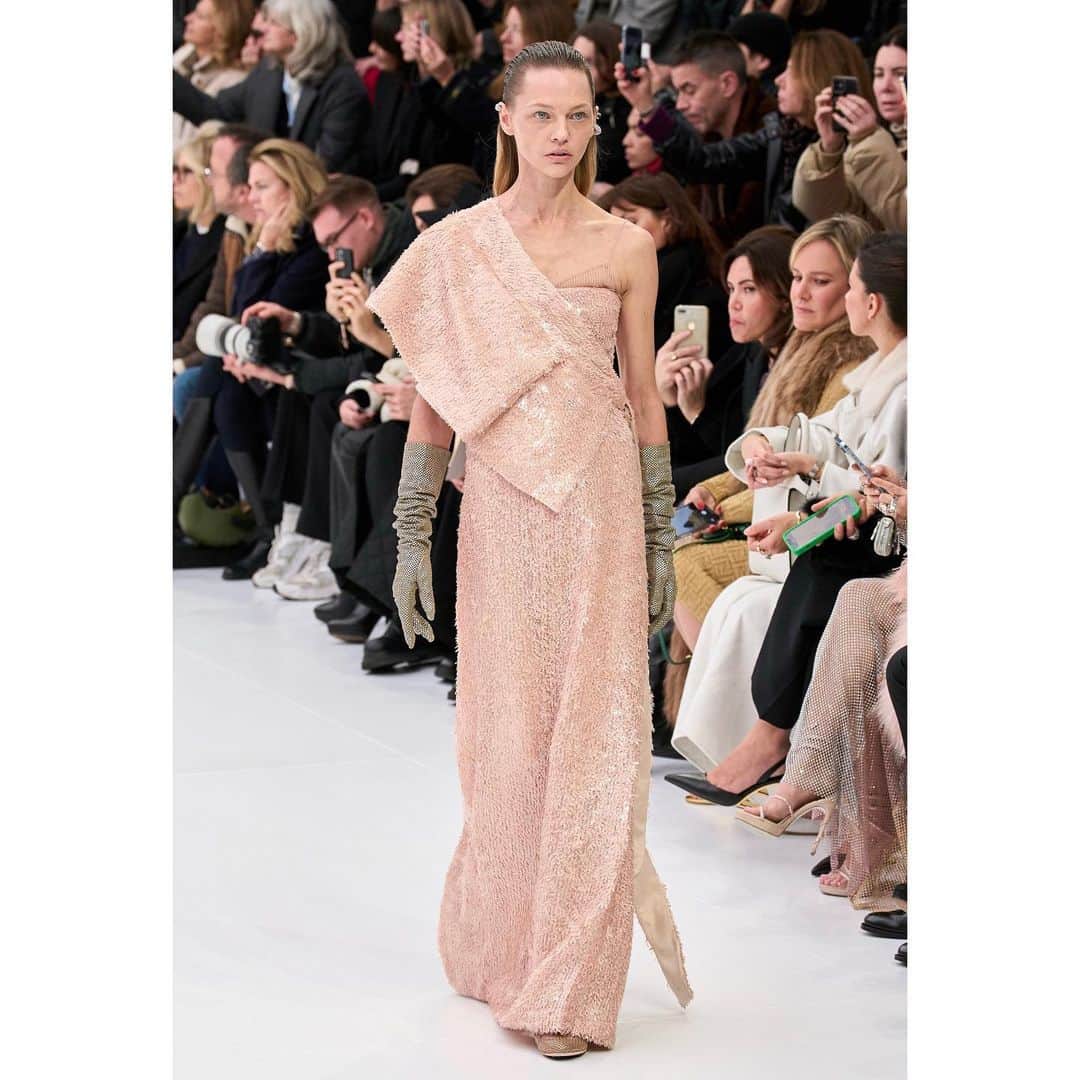 サーシャ・ピヴォヴァロヴァさんのインスタグラム写真 - (サーシャ・ピヴォヴァロヴァInstagram)「@fendi Couture 2023 💕💕💕」1月28日 1時12分 - sasha_pivovarova