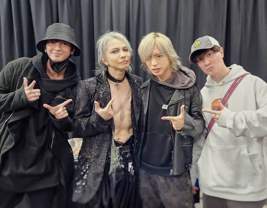 斉藤秀翼のインスタグラム：「#TheLastRockstars  #YOSHIKI #HYDE #SUGIZO #MIYAVI  THE LAST ROCK STARS 観に行かせていただきました。  ボクもまだまだ沢山頑張ろうと改めて思いました。 何があっても人生を諦めず、ゆっくりでも駆け足でも、ひとつずつ前に進んでいこうと思いました。  HYDE兄、ありがとうございました！」