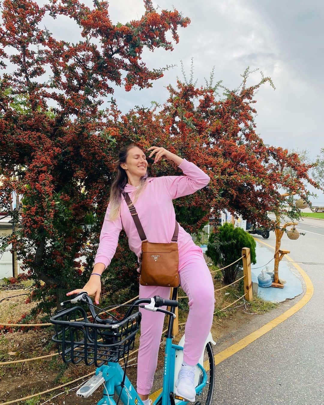 ポリーナ・ラヒモワのインスタグラム：「Today's warm weather in Aksaray reminded me of our walk near the house with my 💓」