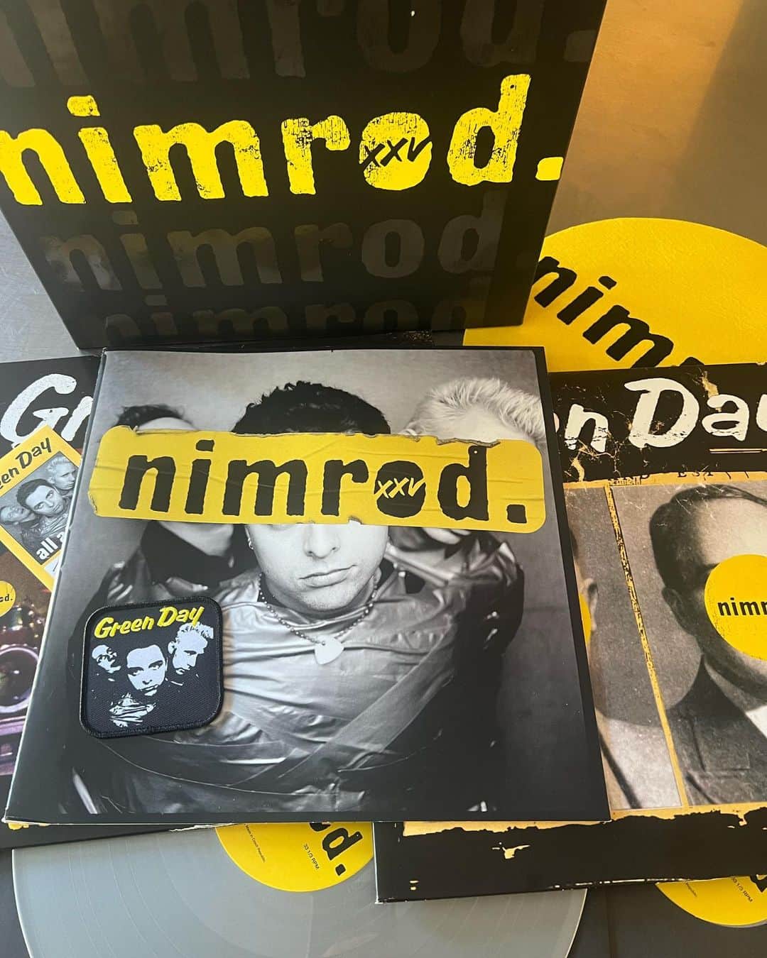マイク・ダーントのインスタグラム：「25 yrs!!! nimrod … more like NIMRAD!!! 🤘🎶 #wow」