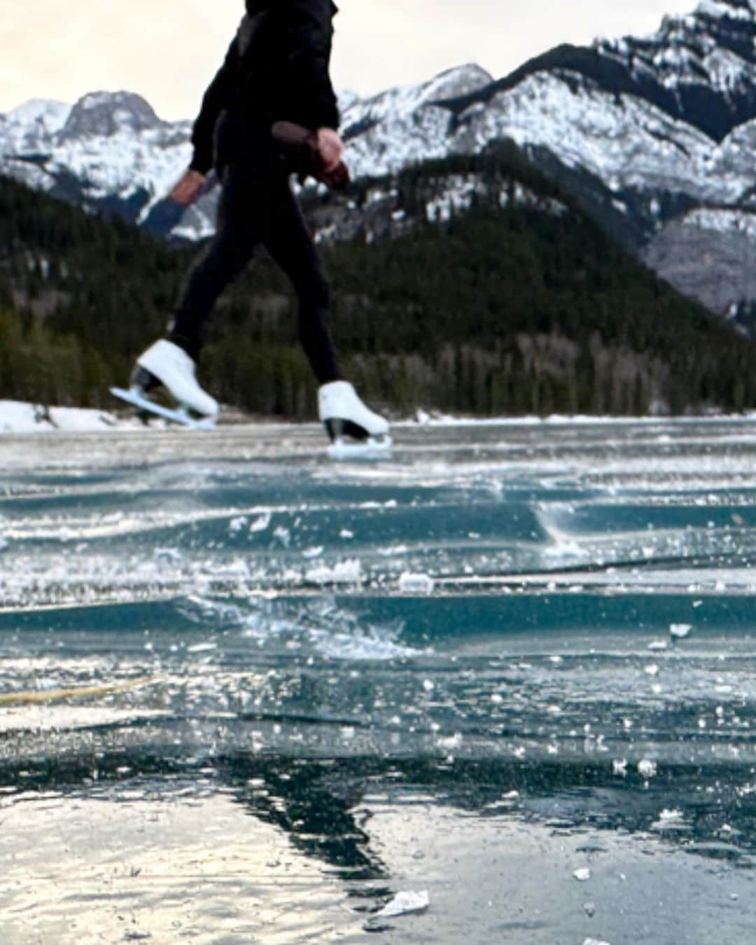 ナターシャ・ピュリッチさんのインスタグラム写真 - (ナターシャ・ピュリッチInstagram)「Thank you @alexa_velcic for capturing these moments.🥰  #kanaskiscountry #travelalberta #skatecanada #auraskates #johnwilsonblades」1月28日 3時53分 - tashapurich