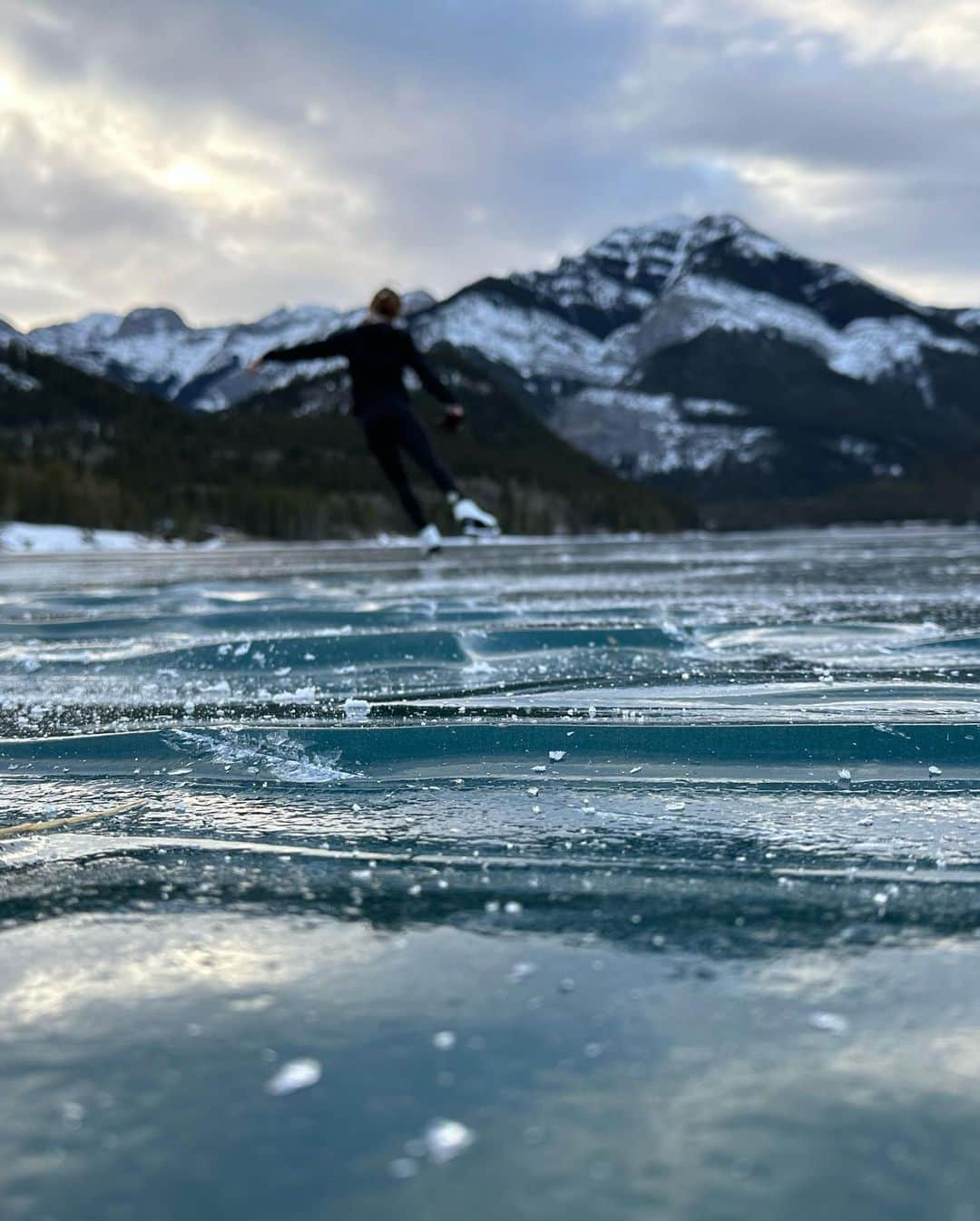 ナターシャ・ピュリッチさんのインスタグラム写真 - (ナターシャ・ピュリッチInstagram)「Thank you @alexa_velcic for capturing these moments.🥰  #kanaskiscountry #travelalberta #skatecanada #auraskates #johnwilsonblades」1月28日 3時53分 - tashapurich