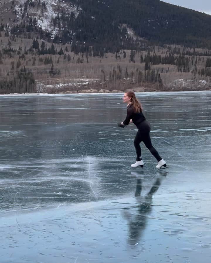 ナターシャ・ピュリッチのインスタグラム：「Thank you @alexa_velcic for capturing these moments.🥰  #kanaskiscountry #travelalberta #skatecanada #auraskates #johnwilsonblades」