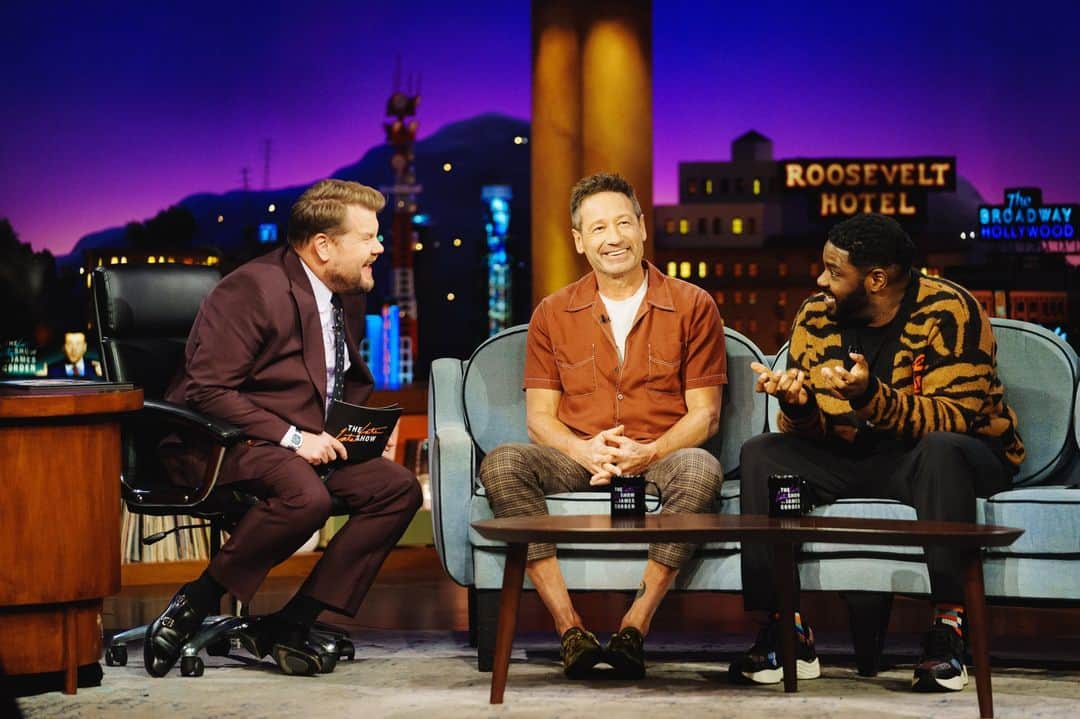 デイヴィッド・ドゥカヴニーのインスタグラム：「Thanks for the laughs @j_corden & @ronfunch   #LateLateShow」