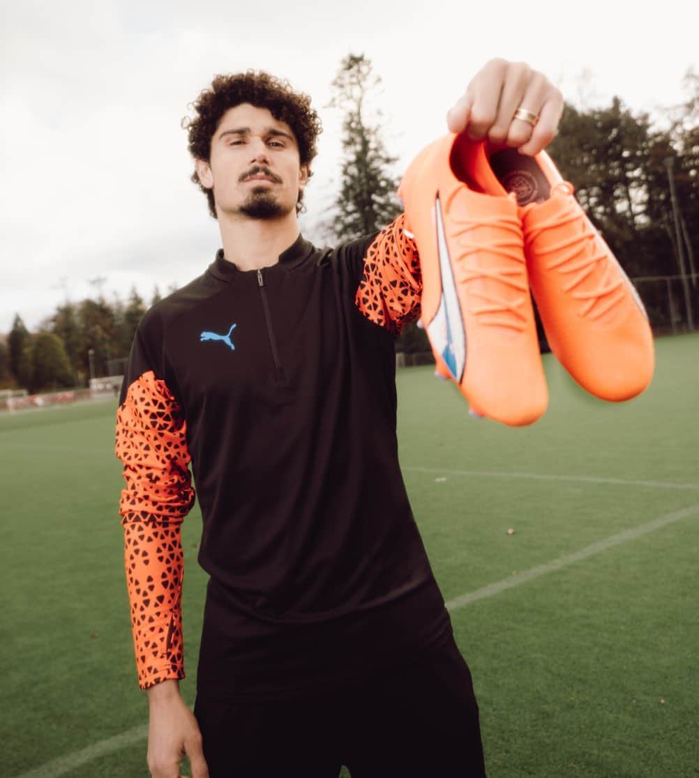 のインスタグラム：「The new PUMAs are SUPERcharged 🔋  @pumafootball」