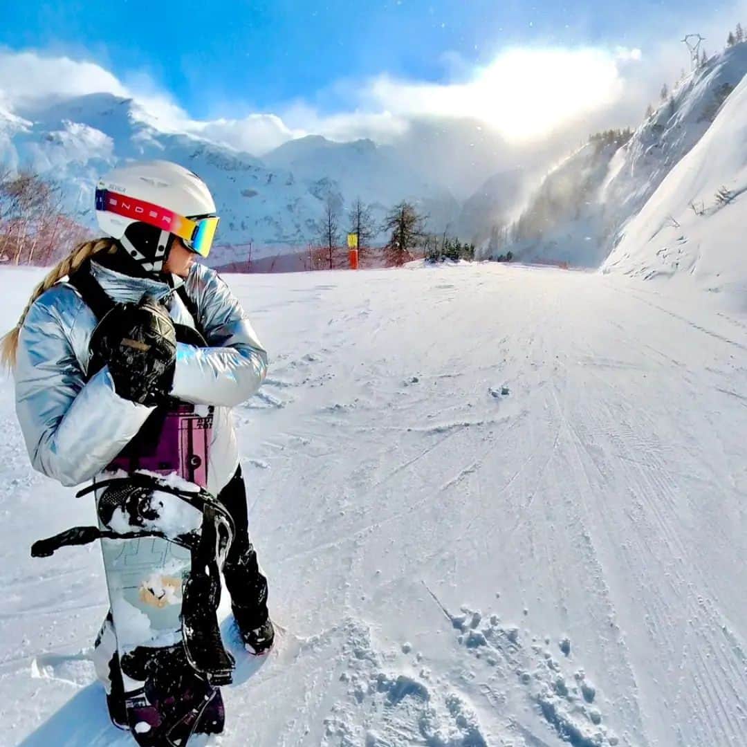 トニア・コーチのインスタグラム：「What an amazing experience ❄️   #tignes #snowboarding #snow #holiday #ski」