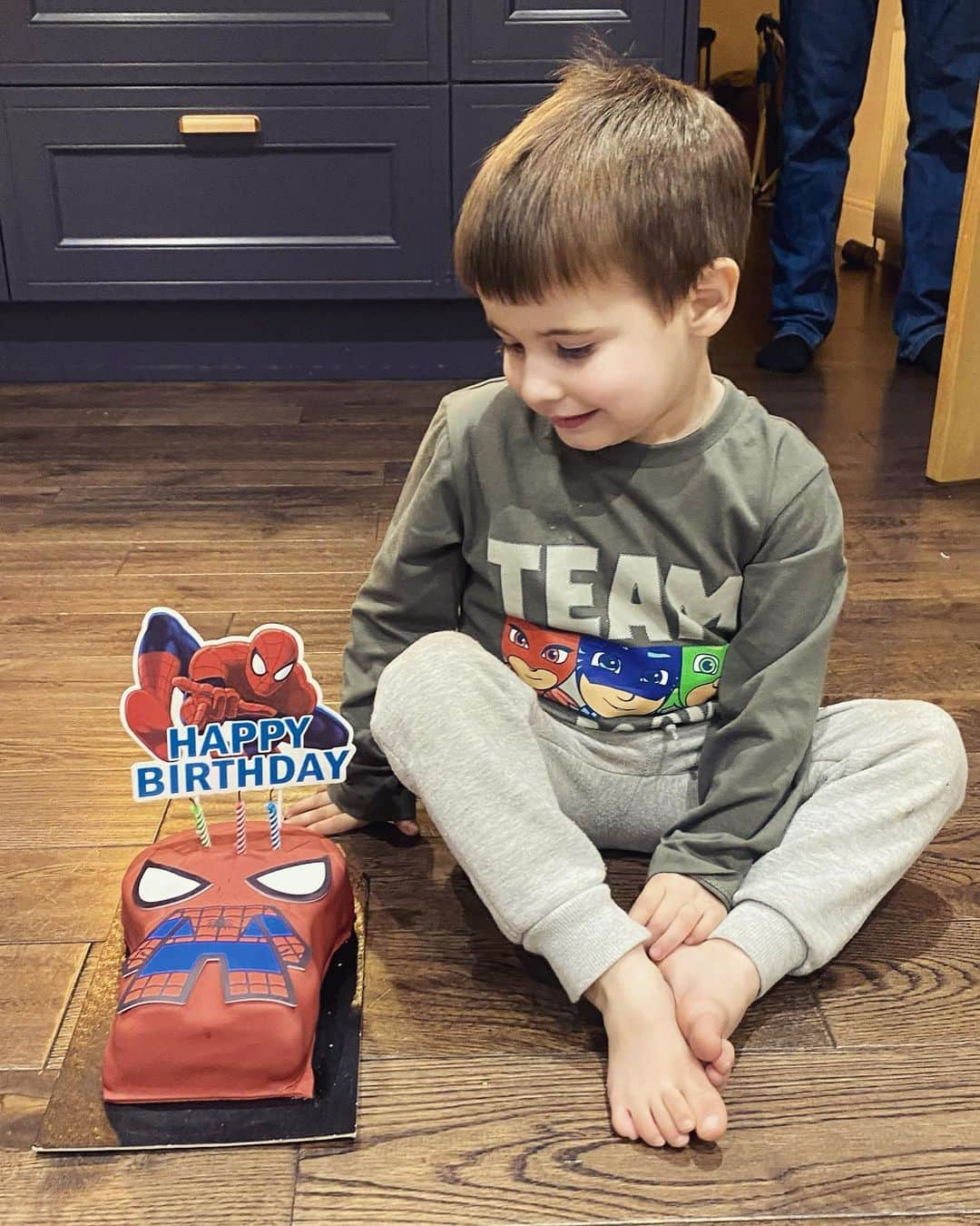 エイリー・チャイルドのインスタグラム：「Happy 3rd birthday to our wee superhero!❤️🕸️❤️🕸️」