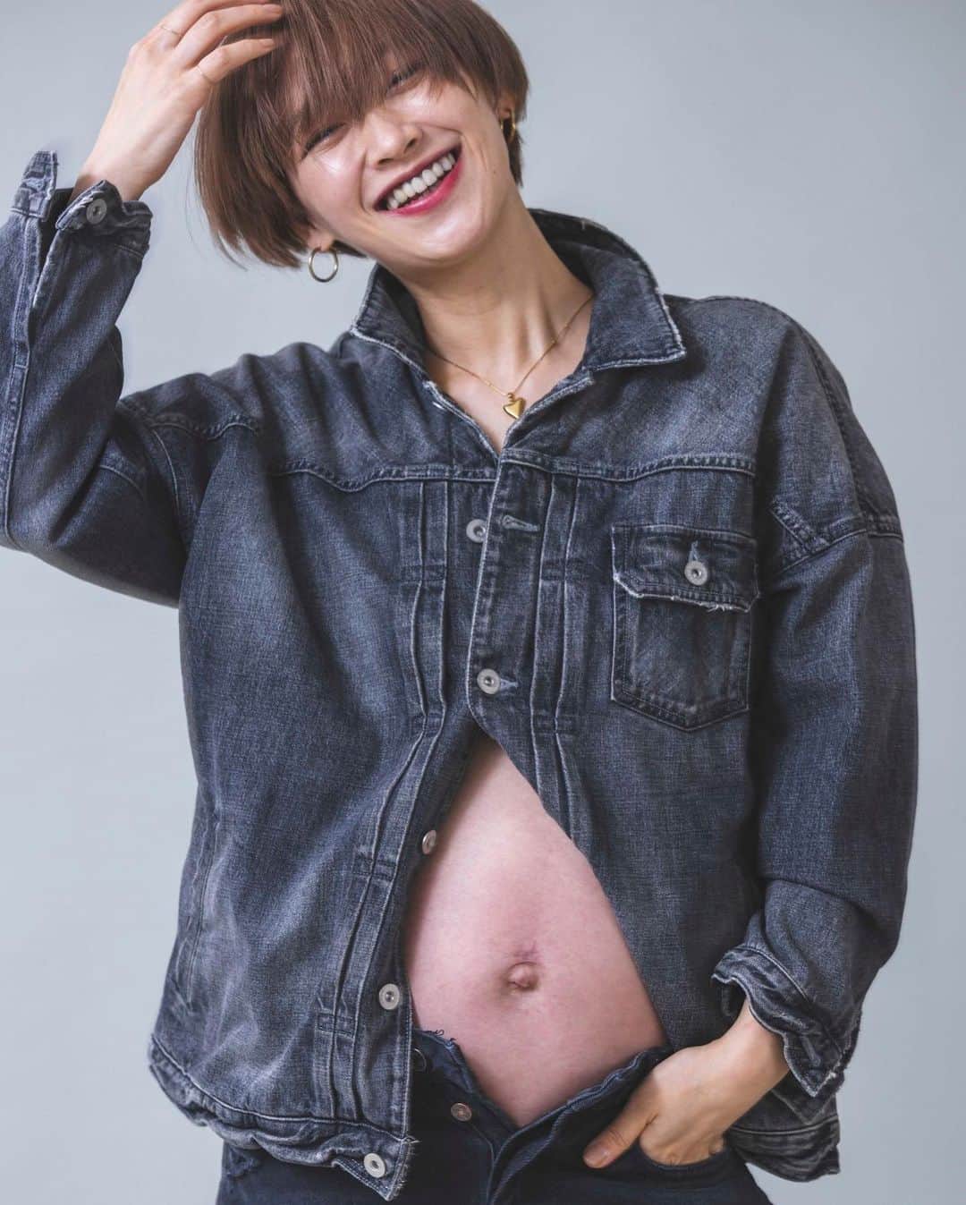 多嶋沙弥さんのインスタグラム写真 - (多嶋沙弥Instagram)「❤️ @yokonakata_ph  @kei_y_hm  . 会えるのが待ち遠しいけれど、 ちょっと不安で、 陣痛はやっぱり怖くて、そわそわ。 . 女性は強いと体感する10ヶ月です🤰 . #maternityphotography #38weeks」1月28日 6時21分 - saya_tajima