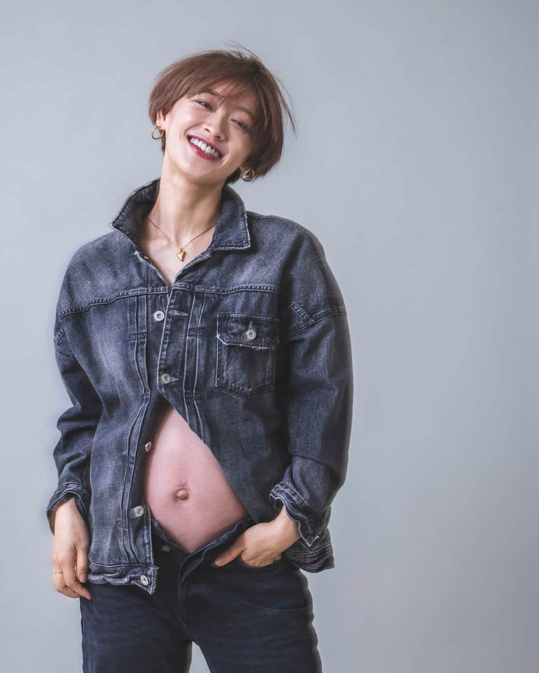 多嶋沙弥さんのインスタグラム写真 - (多嶋沙弥Instagram)「❤️ @yokonakata_ph  @kei_y_hm  . 会えるのが待ち遠しいけれど、 ちょっと不安で、 陣痛はやっぱり怖くて、そわそわ。 . 女性は強いと体感する10ヶ月です🤰 . #maternityphotography #38weeks」1月28日 6時21分 - saya_tajima