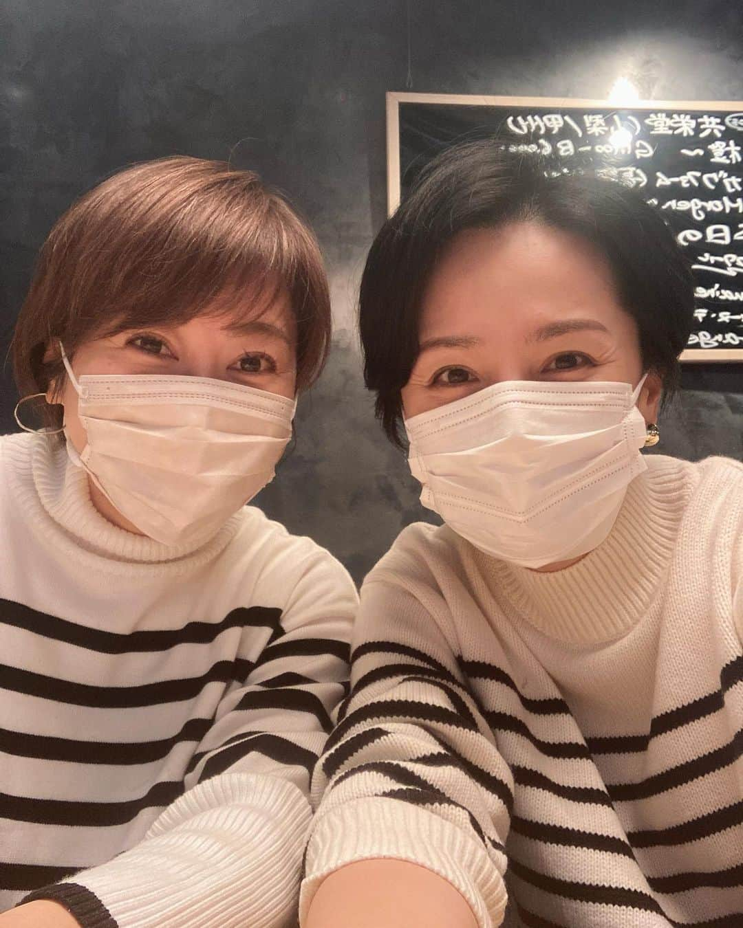 野村真季さんのインスタグラム写真 - (野村真季Instagram)「@naoko_kubota_ex 久保田直子ちゃんとお店で集合したら… まさかの#シンクロ ！で、大爆笑😂 こんなことってあるのね〜！と記念写真。 よく見ると… ボーダーの「ハイネック」そして「ボーダー幅」まで一緒。 くっついてたら、ボーダーの線まで繋がってる😆 #ボーダー姉妹   ちなみにボトムスも二人とも黒で、 完全に#姉妹コーデ な私たち。  テレビ朝日を退社した大木優紀ちゃんのかつての名言 「35過ぎたらみんな友達 」をしみじみ感じる。友達のありがたさよ！  心の洗濯＆栄養、な時間でした♡  #久保田直子 ちゃん #くぼちゃん と私は呼ぶ」1月28日 6時36分 - masaki__nomura