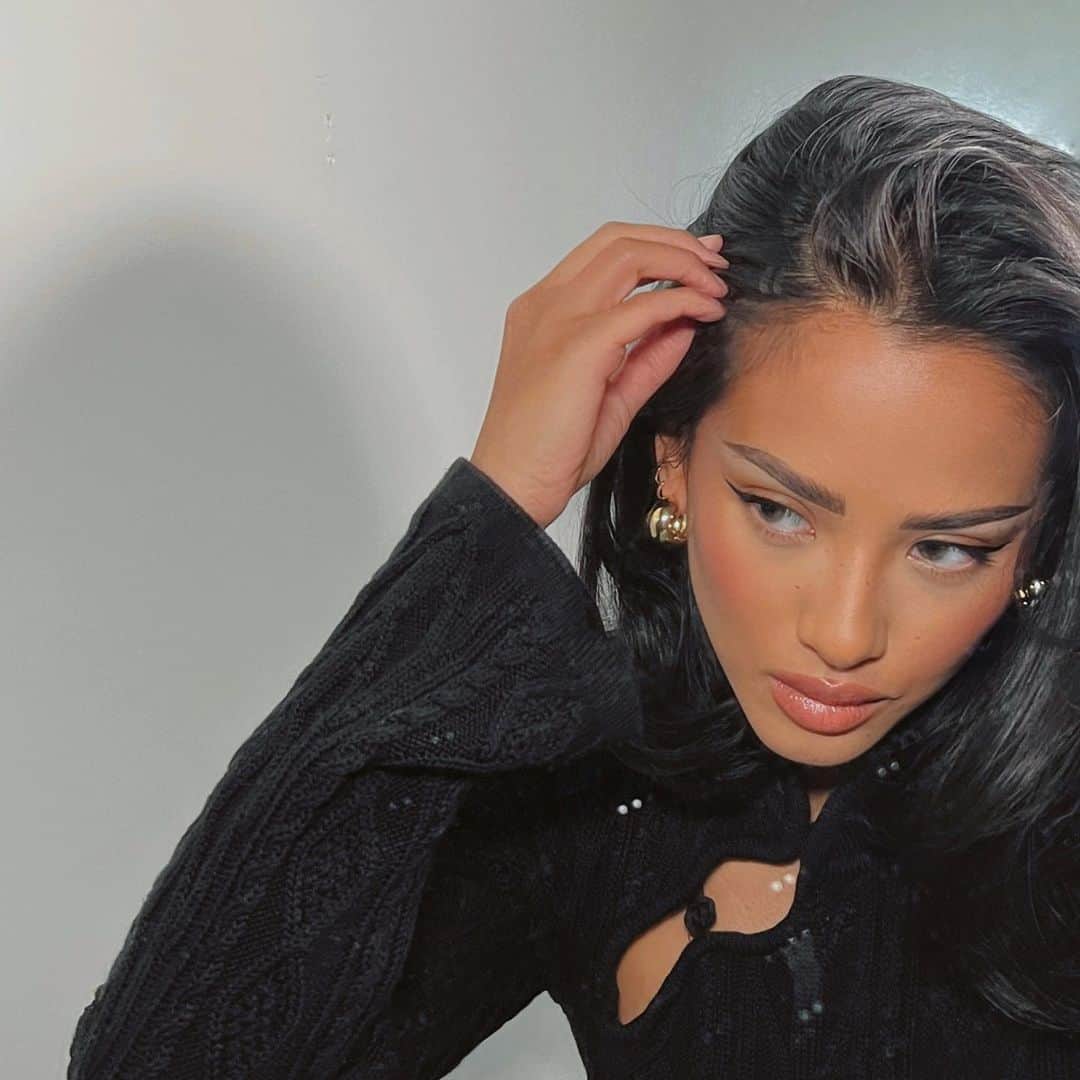 エマリン・エストラーダのインスタグラム：「hey siri, play “b!tch better have my money by Rihanna” 😏」