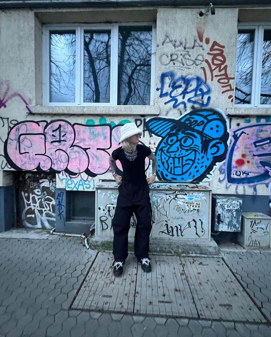 Young Gunnerさんのインスタグラム写真 - (Young GunnerInstagram)「once upon a time i worked as a janitor at a rec center 🚮🪠🧻」1月28日 6時44分 - machinegunkelly
