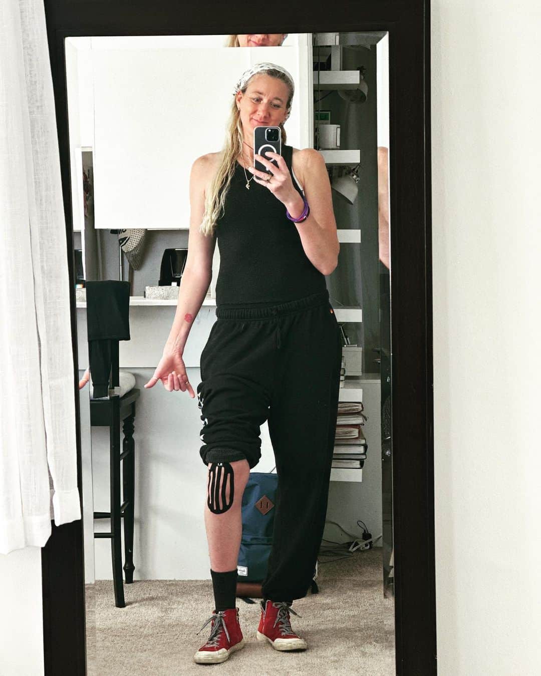 ケリー・ウォルシュ・ジェニングスのインスタグラム：「It’s a look ☺️😳🤗  Heading home after a truly amazing week of training and loving the process (it’s so much easier to love when you feel the progress 😉) of becoming.   After an entire year + off, it’s been so fun and so humbling coming back. I am happy to crawl, walk, run, fly because, well, that’s how it goes - No matter the age or # of seasons under my belt.   I’ve got both knees @kttape d up & I’m ready to fly home to my ♥️🦁s.   Onward ✨」
