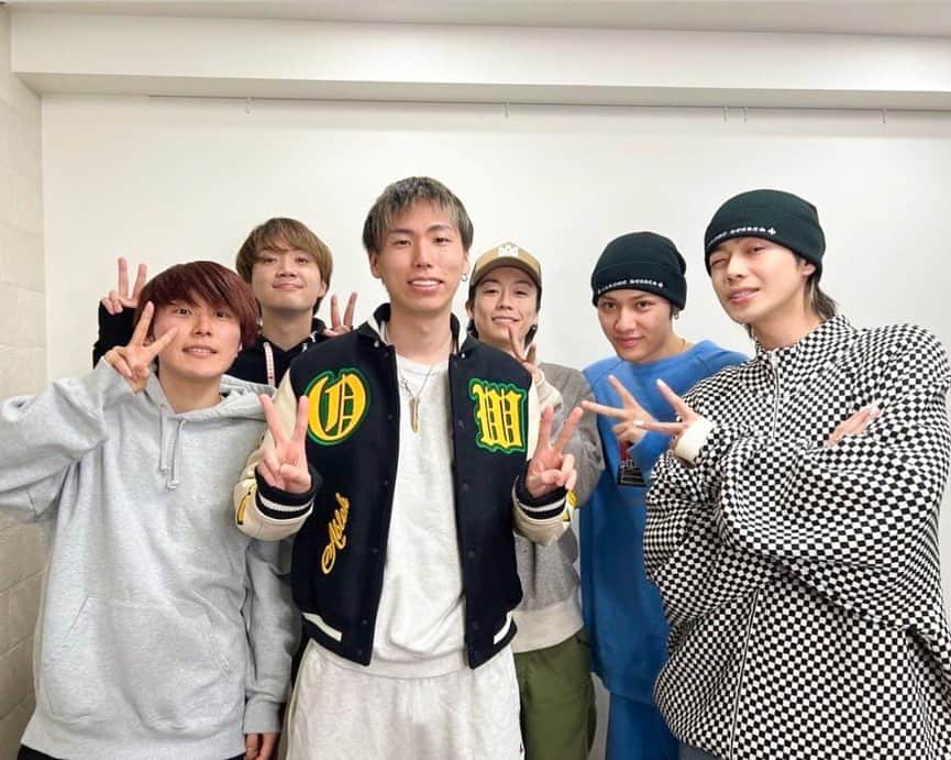 けーすけのインスタグラム：「昨日はコムドットのみんなが誕生日祝ってくれました☺️欲しかったスタジャンまで、ありがとう🥹🙏大事に着るね👍👕それにしても良くプライベートの会話聞いてるなあ… #みんなありがとう #今年も沢山よろしく」