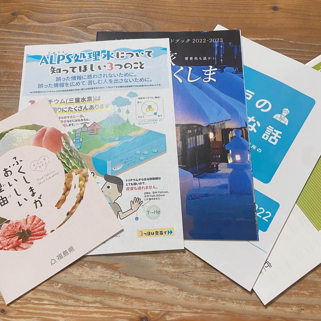 柴真緒さんのインスタグラム写真 - (柴真緒Instagram)「・ 福島県のモニターツアー（ふくしまの海の幸 冬コース）に参加させていただきました❄️🐟  現地の方の声や専門家の方から、福島の食の安全性、調理方法、美味しいものをたくさん知り学びました💡  以下、少し個人的な話をします🙏  震災の時は私は東京にいて小学5年生でした。 実は、震災前の半年前に福島第一原子力発電所を訪れて、福島の小学生との交流プログラムに参加していたこともあり、原発事故は人ごとではなく何かできることはないかとずっと考えていて、クリーンエネルギーや脱炭素を始めとする環境問題や食糧問題について学んでいます。  今回はこうして、福島のオンラインツアーに参加させていただき、福島には安全で美味しいものがたくさんあるんだということを再認識しました。 それを皆さんに共有できたら嬉しいです🌸  どれも本当に美味しかったですが個人的には アンコウ鍋🍲 もも100%のジュース🍑 がとても美味しかっです♡  皆さんもぜひ！そして私もまた福島にリアルで行きたいな〜と思いました💭  #福島グルメ #福島観光 #福島復興 #あんこう鍋 #ふくしまの今 #福島県モニターツアー #女子大生グルメ #女子大学生 #モモジュース #福島県オンラインツアー #首都圏等消費者交流事業 #ふくしまプライド #おのざき #いわきららミュウ #分とく山 #常磐もの #名鉄観光」1月28日 17時49分 - mao.shiba_