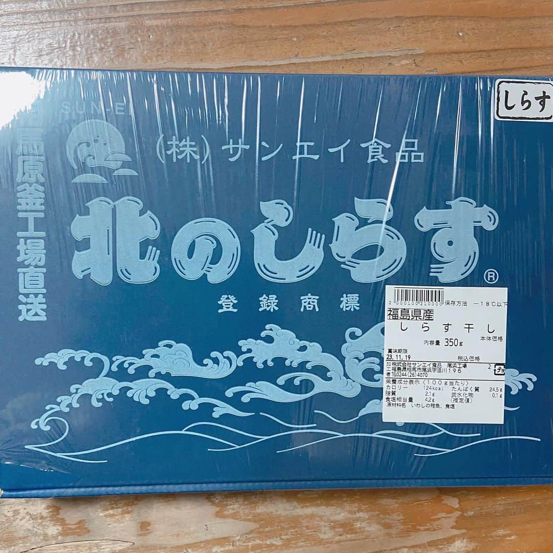 柴真緒さんのインスタグラム写真 - (柴真緒Instagram)「・ 福島県のモニターツアー（ふくしまの海の幸 冬コース）に参加させていただきました❄️🐟  現地の方の声や専門家の方から、福島の食の安全性、調理方法、美味しいものをたくさん知り学びました💡  以下、少し個人的な話をします🙏  震災の時は私は東京にいて小学5年生でした。 実は、震災前の半年前に福島第一原子力発電所を訪れて、福島の小学生との交流プログラムに参加していたこともあり、原発事故は人ごとではなく何かできることはないかとずっと考えていて、クリーンエネルギーや脱炭素を始めとする環境問題や食糧問題について学んでいます。  今回はこうして、福島のオンラインツアーに参加させていただき、福島には安全で美味しいものがたくさんあるんだということを再認識しました。 それを皆さんに共有できたら嬉しいです🌸  どれも本当に美味しかったですが個人的には アンコウ鍋🍲 もも100%のジュース🍑 がとても美味しかっです♡  皆さんもぜひ！そして私もまた福島にリアルで行きたいな〜と思いました💭  #福島グルメ #福島観光 #福島復興 #あんこう鍋 #ふくしまの今 #福島県モニターツアー #女子大生グルメ #女子大学生 #モモジュース #福島県オンラインツアー #首都圏等消費者交流事業 #ふくしまプライド #おのざき #いわきららミュウ #分とく山 #常磐もの #名鉄観光」1月28日 17時49分 - mao.shiba_