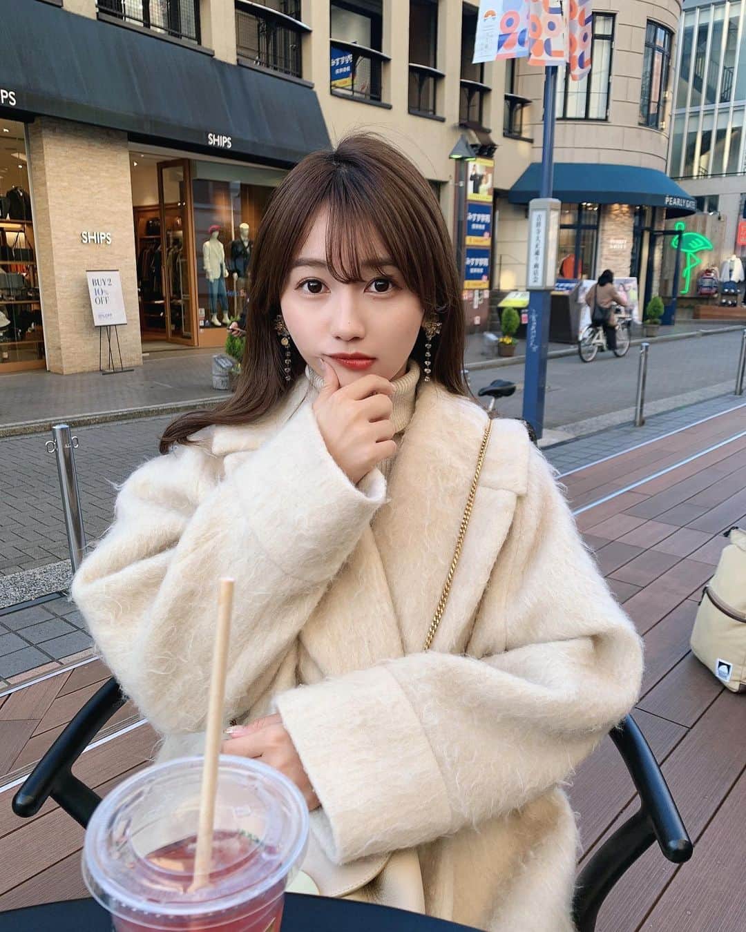 細沼紗花のインスタグラム：「.  最近お迎えした 白のシャギーコートがとてもお気に入り🐏♡  あっという間に1月が終わりそうや〜〜  . #冬コーデ#コート#コートコーデ #スタバ#スタバカスタム」