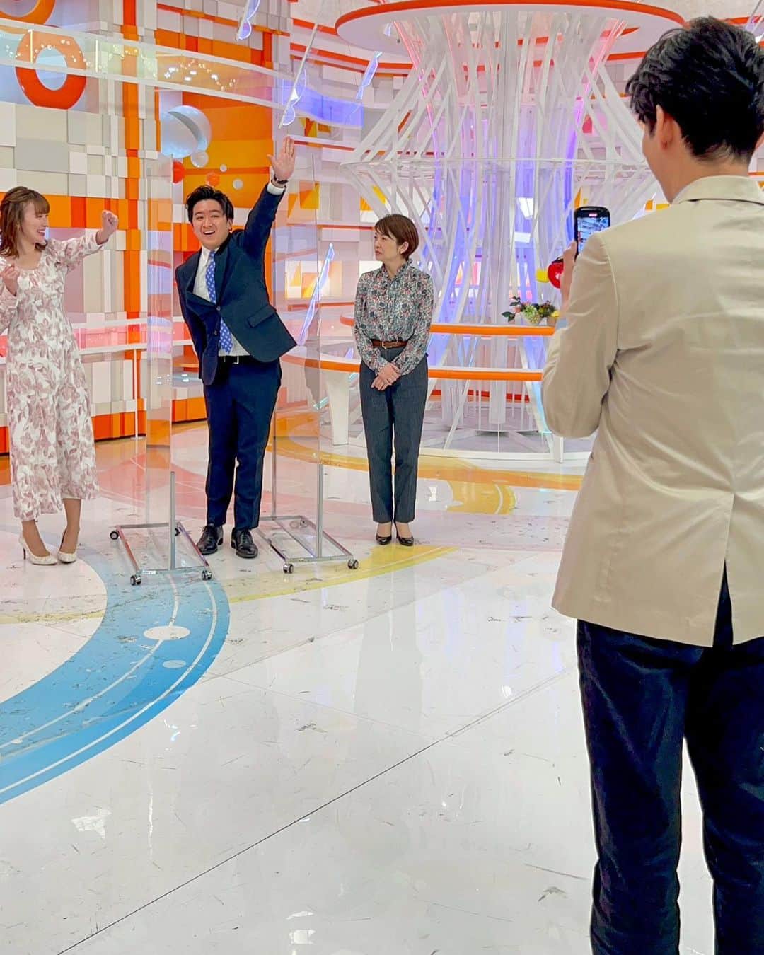 フジテレビアナウンサーのインスタグラム：「. 生田です。  めざましどようびのスタジオに 藤井くんが初登場！ (大川くんの代行)  放送後の めざましインスタ用動画撮影は、 私がカメラマンを務めました！」