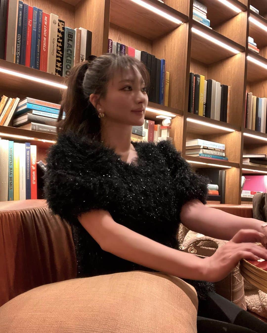 森本あやかのインスタグラム：「なんかいい感じの インスピレーション降りてきたかも♡ ⁡ ⁡ @sheinofficial  @shein_japan  -------商品情報------- DAZY Solid Fuzzy V Neck Dress 商品🆔→ 12212305 ---------------------- ⁡ 🎈Coupon Code：  ayachi123 (extra 15%~20% off, valid until 3/31) お買い上げ金額1～5,999円までは15%OFF、6000円以上は20%OFFになります。 ⁡ #SHEINforall#SHEIN新春SALE」