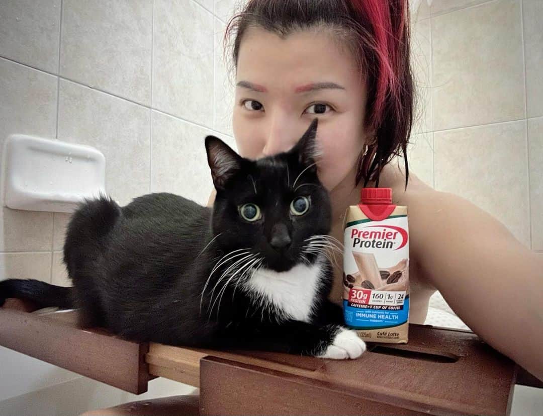 志田光さんのインスタグラム写真 - (志田光Instagram)「Protein, Kitty, the best bath time🛀✨ #bathtime #kitty #lifewithcats #hikarushida」1月28日 16時34分 - shidahikaru