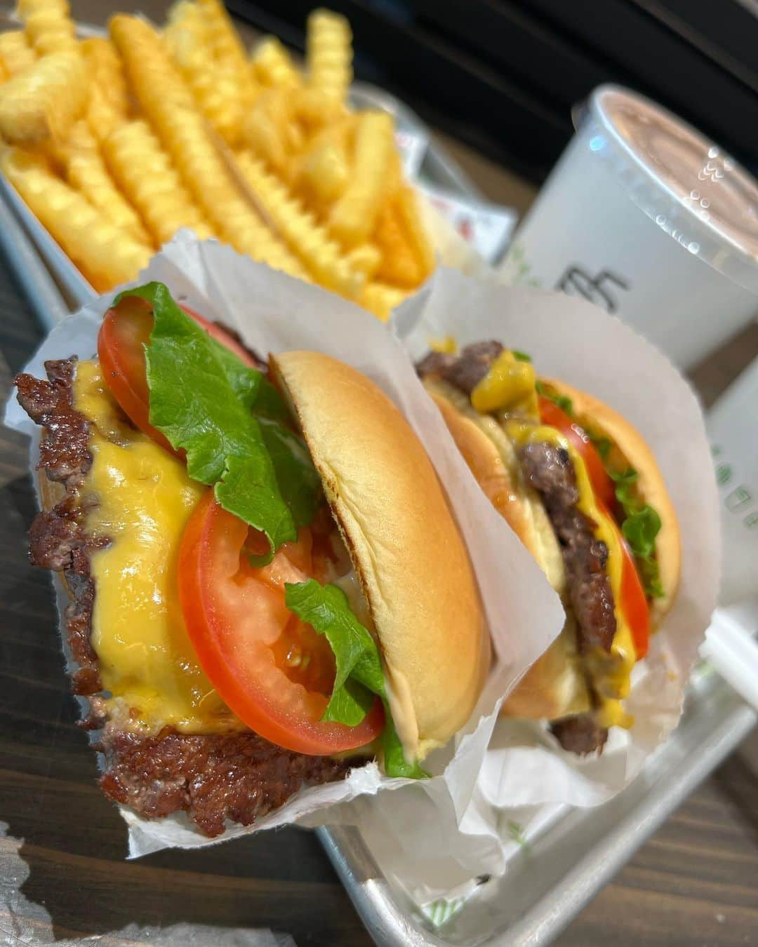 山本里菜さんのインスタグラム写真 - (山本里菜Instagram)「. やってしまいました🫣❤️🖤  #shakeshack  #幸せの味」1月28日 16時47分 - rinayamamoto_0622