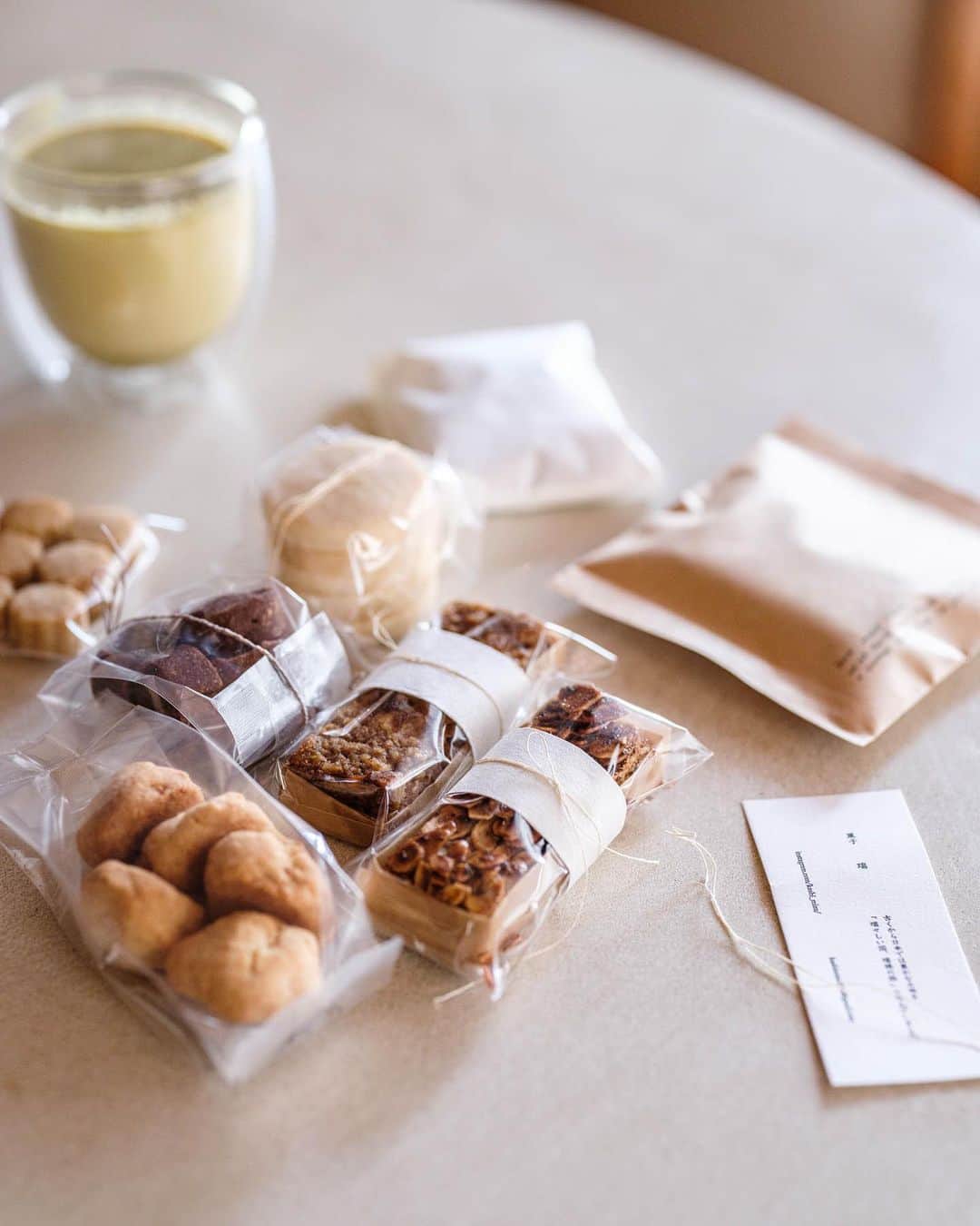 高嶋綾也のインスタグラム：「All plant-based & gluten-free cookies🍪  @kashi_mizu   全てヴィーガン＆グルテンフリーのクッキー達🍪 ゴールデンミルクと一緒に🥛  @sayokoyoshizaki 差し入れセンキュー🥺✨」