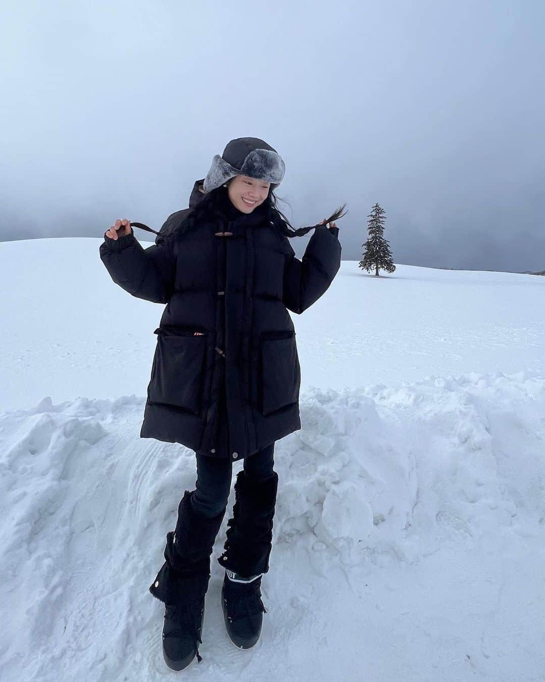 イ・シウォンさんのインスタグラム写真 - (イ・シウォンInstagram)「🥶❄️ 힙하려다 얼어죽을 뻔 하고 얼른 패딩 속으로  #비에이 #문부츠 #털모자」1月28日 16時54分 - seethewon