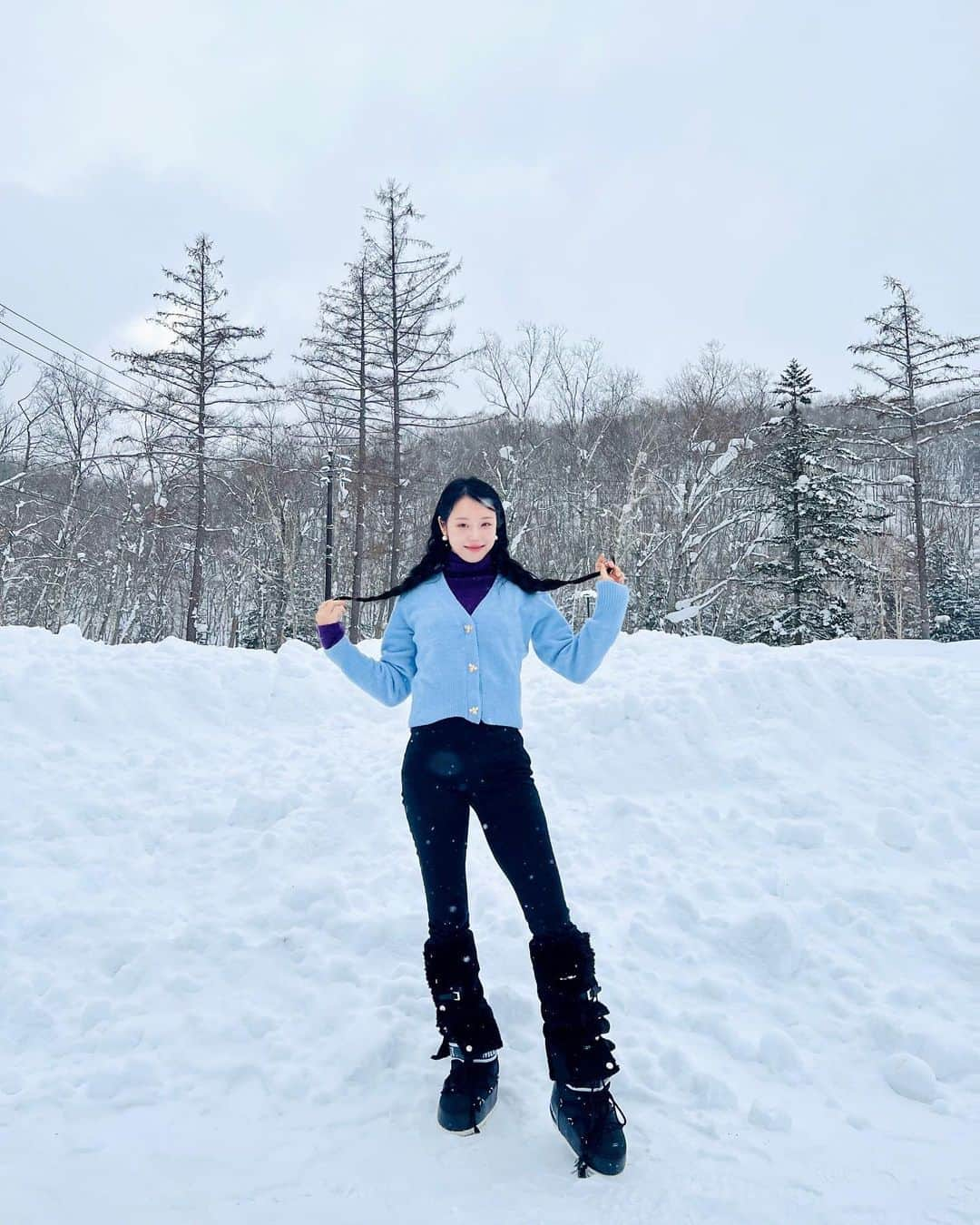 イ・シウォンさんのインスタグラム写真 - (イ・シウォンInstagram)「🥶❄️ 힙하려다 얼어죽을 뻔 하고 얼른 패딩 속으로  #비에이 #문부츠 #털모자」1月28日 16時54分 - seethewon