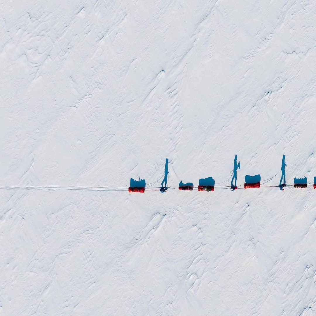 マイケル・ドーソンさんのインスタグラム写真 - (マイケル・ドーソンInstagram)「Here are a couple of snaps from the journey from the Ronne Ice Shelf up to the Plateau. These are from the middle of the trip (around day 26) ➡️➡️➡️  What always blew me away was the scale of this place. The isolation. There are endless wide open spaces, the snow and ice goes forever in all directions.   No trees 🌲  No buildings 🏡  No people 👨  No animals 🦅  No roads 🚗  No signs of life (except Thiels and the Pole)   Nothing really, except what Antarctica has looked like forever. Pretty humbling to stand there in the middle of it all.   #antarctica」1月28日 17時00分 - mrmikedawson