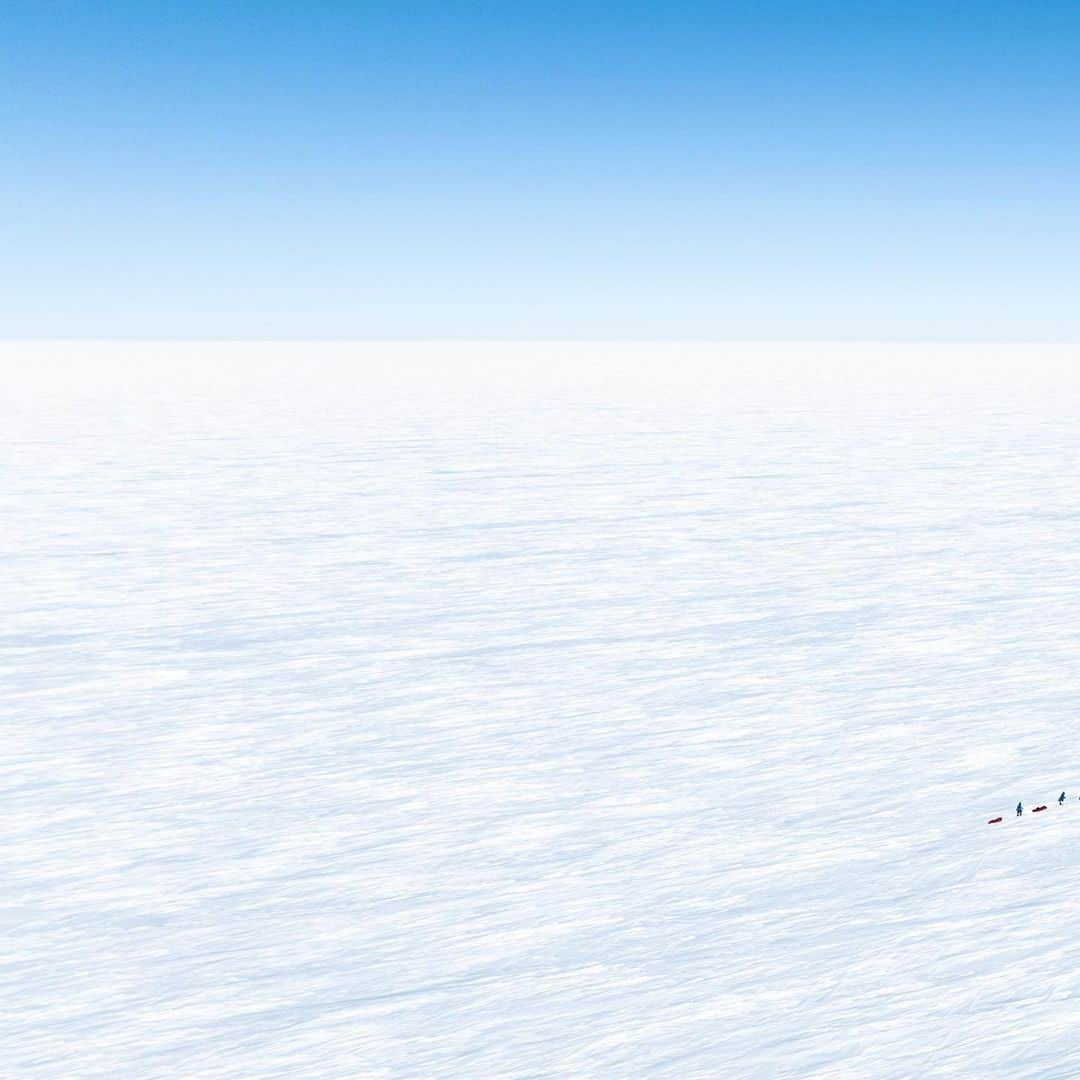 マイケル・ドーソンさんのインスタグラム写真 - (マイケル・ドーソンInstagram)「Here are a couple of snaps from the journey from the Ronne Ice Shelf up to the Plateau. These are from the middle of the trip (around day 26) ➡️➡️➡️  What always blew me away was the scale of this place. The isolation. There are endless wide open spaces, the snow and ice goes forever in all directions.   No trees 🌲  No buildings 🏡  No people 👨  No animals 🦅  No roads 🚗  No signs of life (except Thiels and the Pole)   Nothing really, except what Antarctica has looked like forever. Pretty humbling to stand there in the middle of it all.   #antarctica」1月28日 17時00分 - mrmikedawson