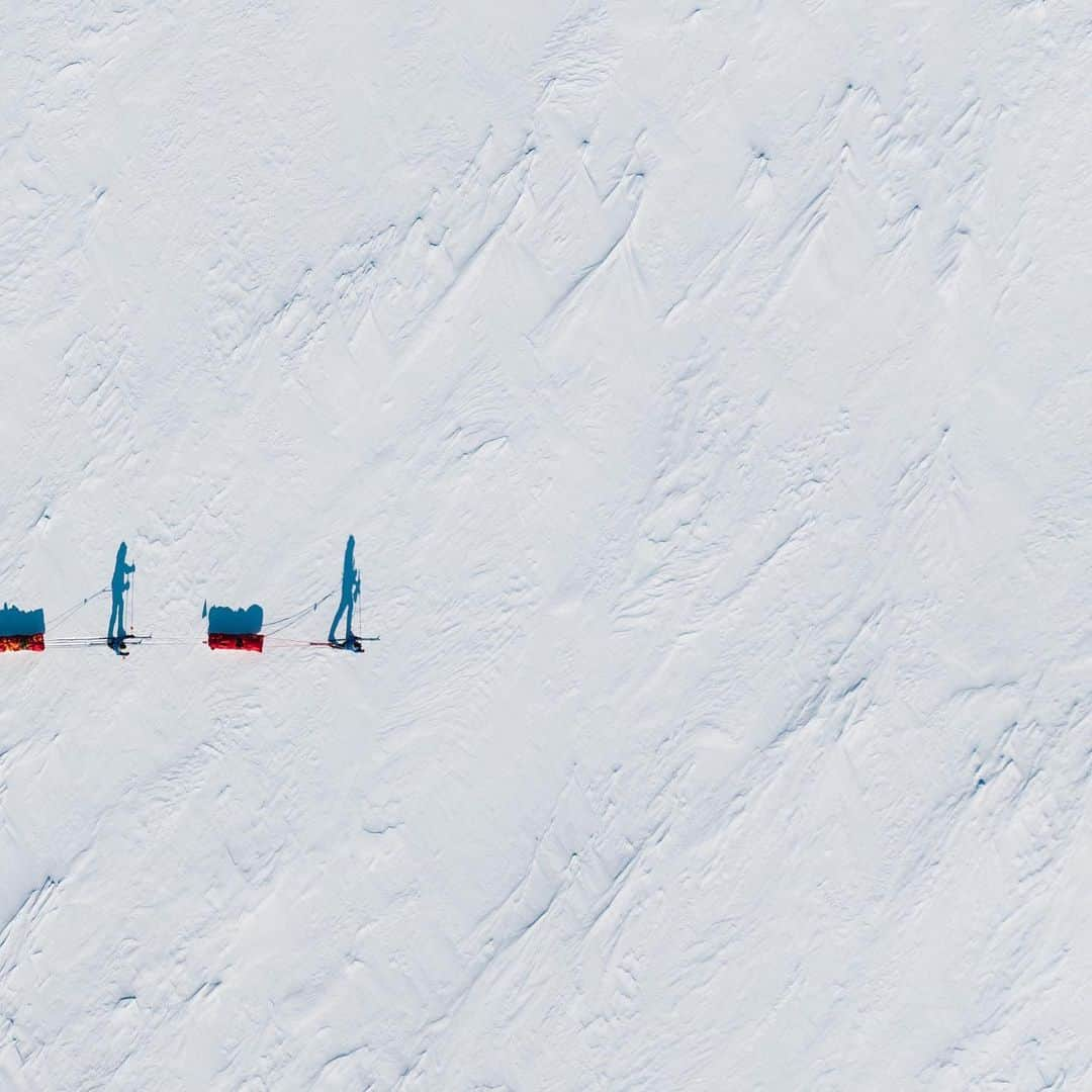 マイケル・ドーソンさんのインスタグラム写真 - (マイケル・ドーソンInstagram)「Here are a couple of snaps from the journey from the Ronne Ice Shelf up to the Plateau. These are from the middle of the trip (around day 26) ➡️➡️➡️  What always blew me away was the scale of this place. The isolation. There are endless wide open spaces, the snow and ice goes forever in all directions.   No trees 🌲  No buildings 🏡  No people 👨  No animals 🦅  No roads 🚗  No signs of life (except Thiels and the Pole)   Nothing really, except what Antarctica has looked like forever. Pretty humbling to stand there in the middle of it all.   #antarctica」1月28日 17時00分 - mrmikedawson