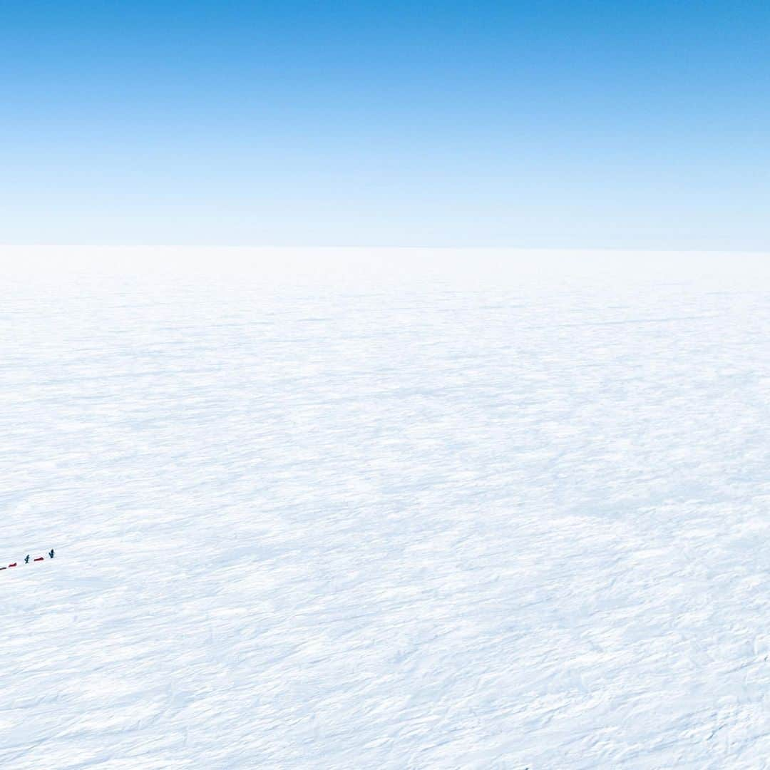 マイケル・ドーソンさんのインスタグラム写真 - (マイケル・ドーソンInstagram)「Here are a couple of snaps from the journey from the Ronne Ice Shelf up to the Plateau. These are from the middle of the trip (around day 26) ➡️➡️➡️  What always blew me away was the scale of this place. The isolation. There are endless wide open spaces, the snow and ice goes forever in all directions.   No trees 🌲  No buildings 🏡  No people 👨  No animals 🦅  No roads 🚗  No signs of life (except Thiels and the Pole)   Nothing really, except what Antarctica has looked like forever. Pretty humbling to stand there in the middle of it all.   #antarctica」1月28日 17時00分 - mrmikedawson